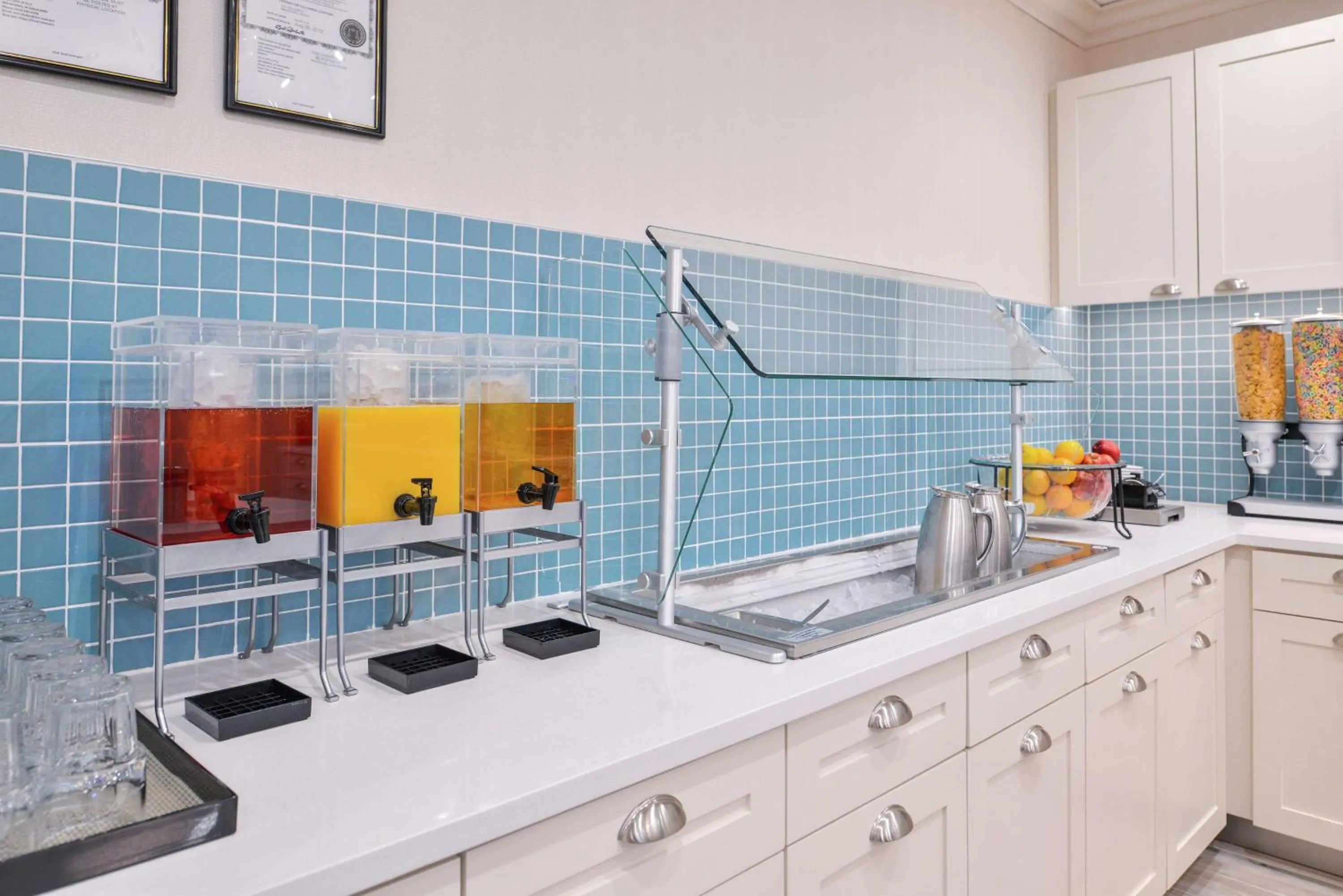 Dining area in Homewood Suites Des Moines Airport