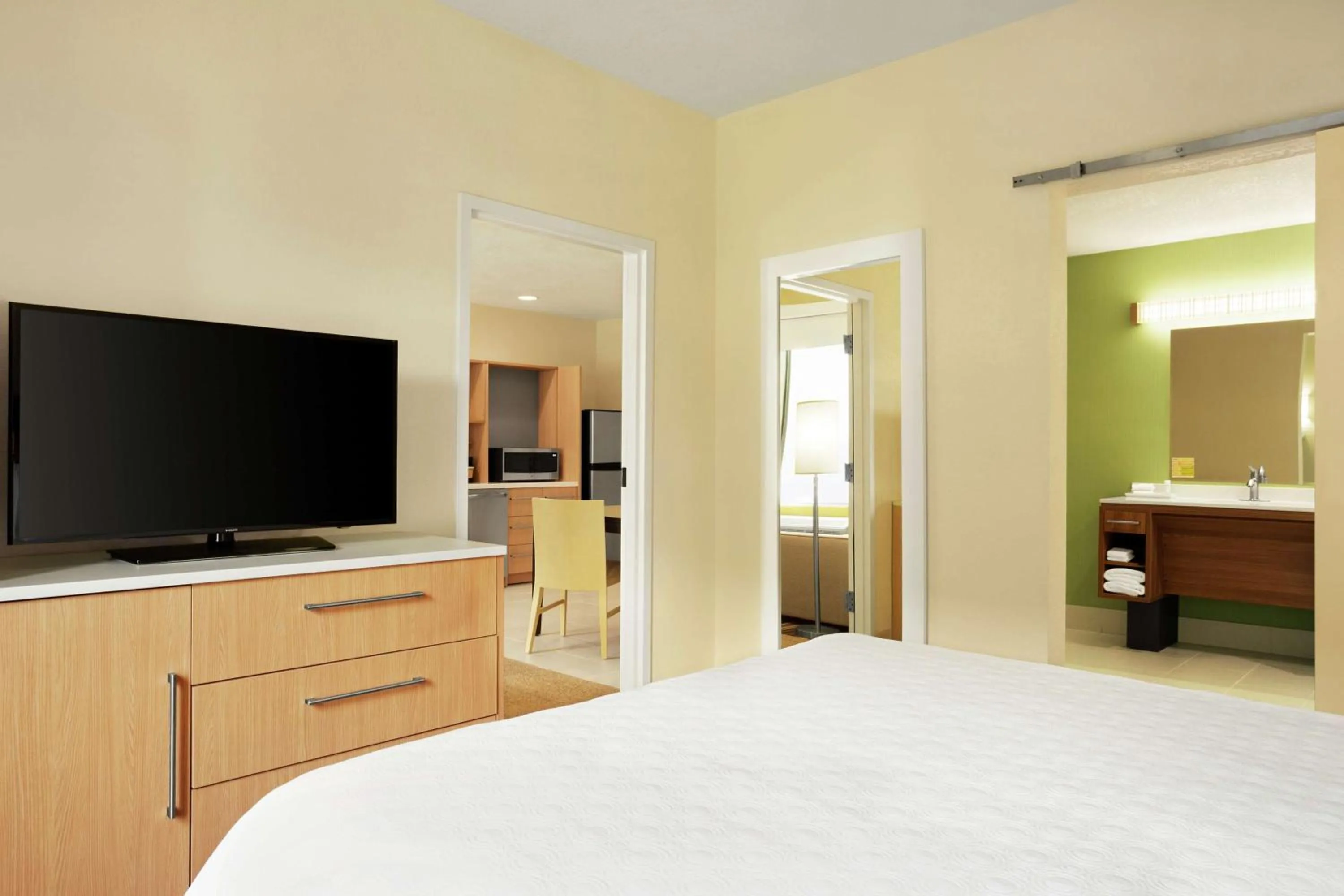 Bedroom, Bed in Home2 Suites By Hilton Elko