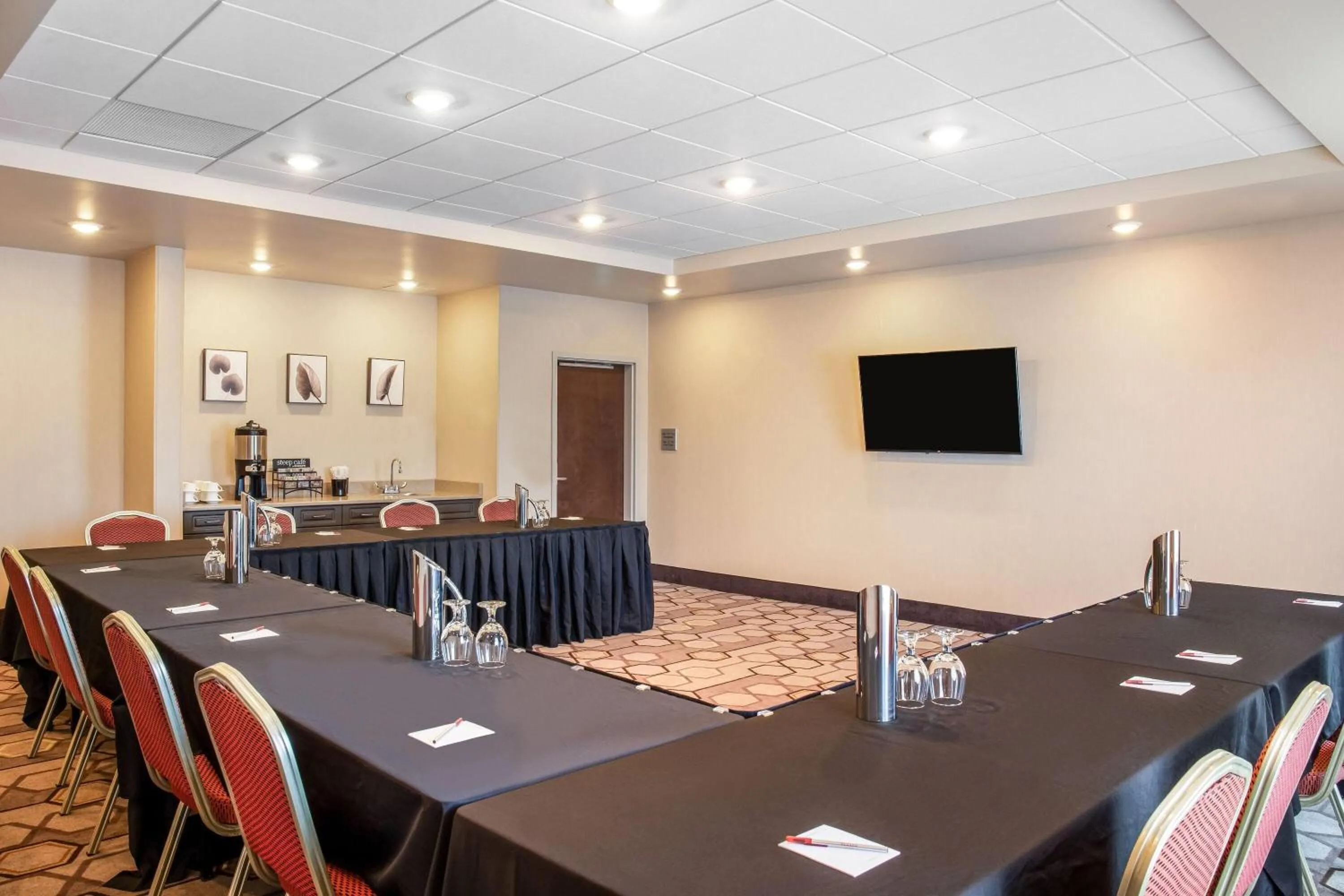 Meeting/conference room in Ramada by Wyndham St Paul AB