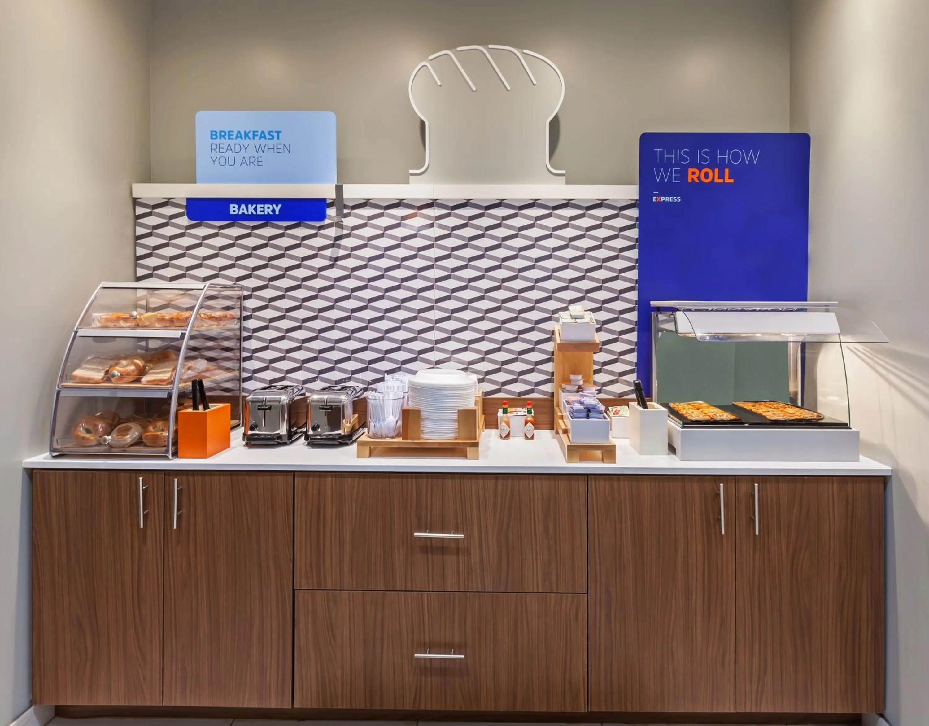 Breakfast in Holiday Inn Express & Suites Tulsa South - Woodland Hills by IHG