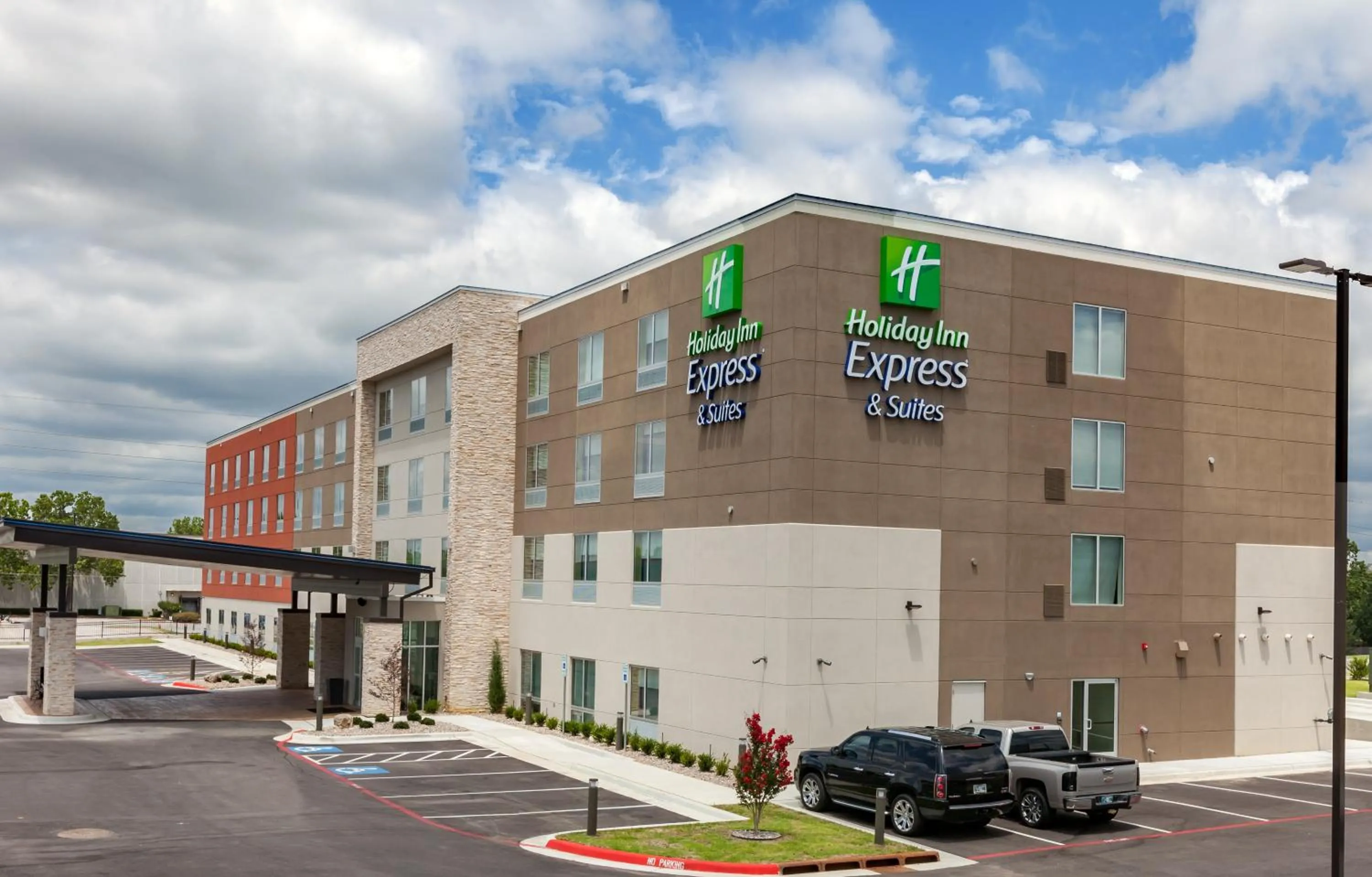 Property building in Holiday Inn Express & Suites Tulsa South - Woodland Hills by IHG