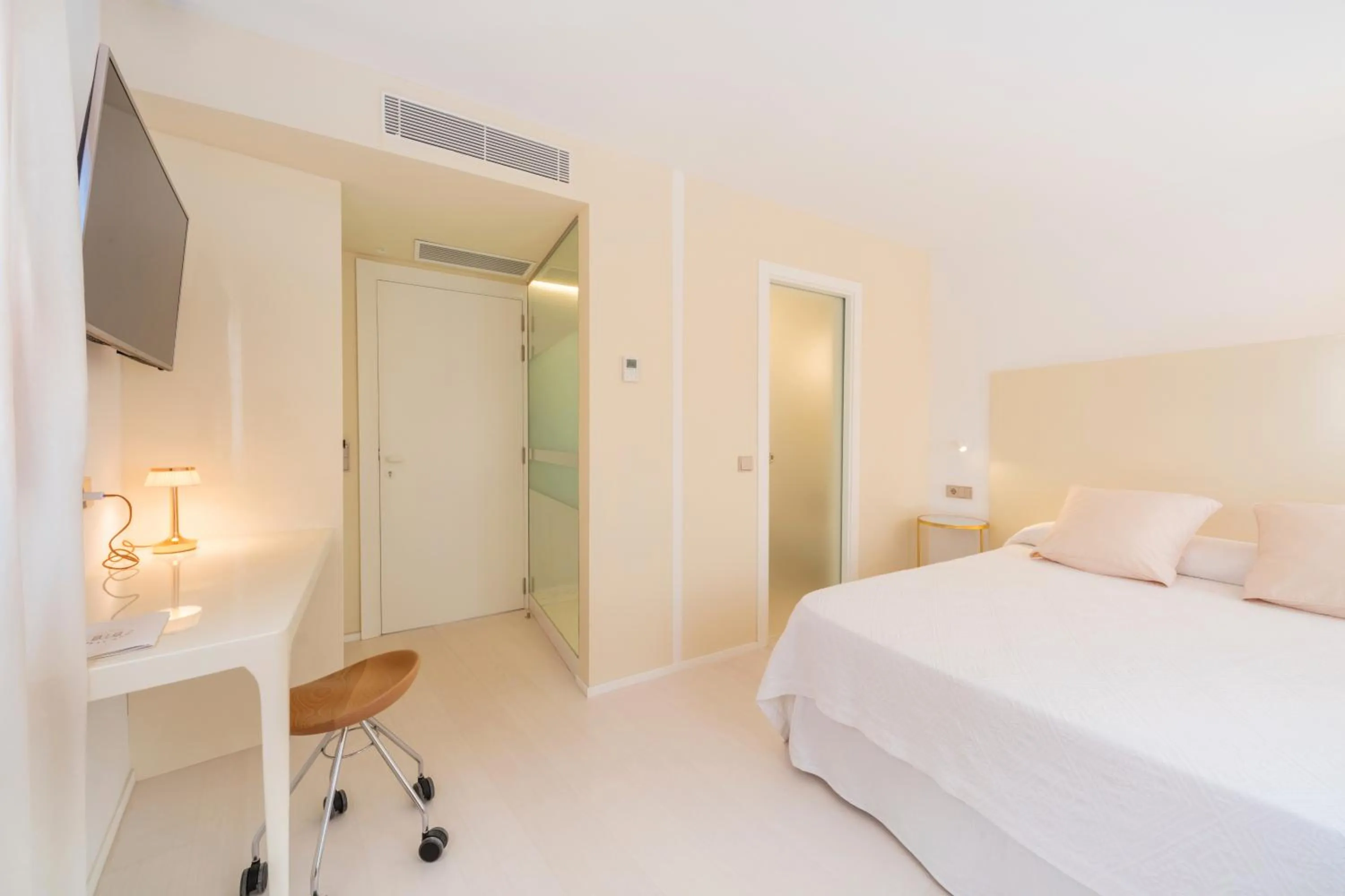 Communal lounge/ TV room, Bed in Fonda Llabres Boutique