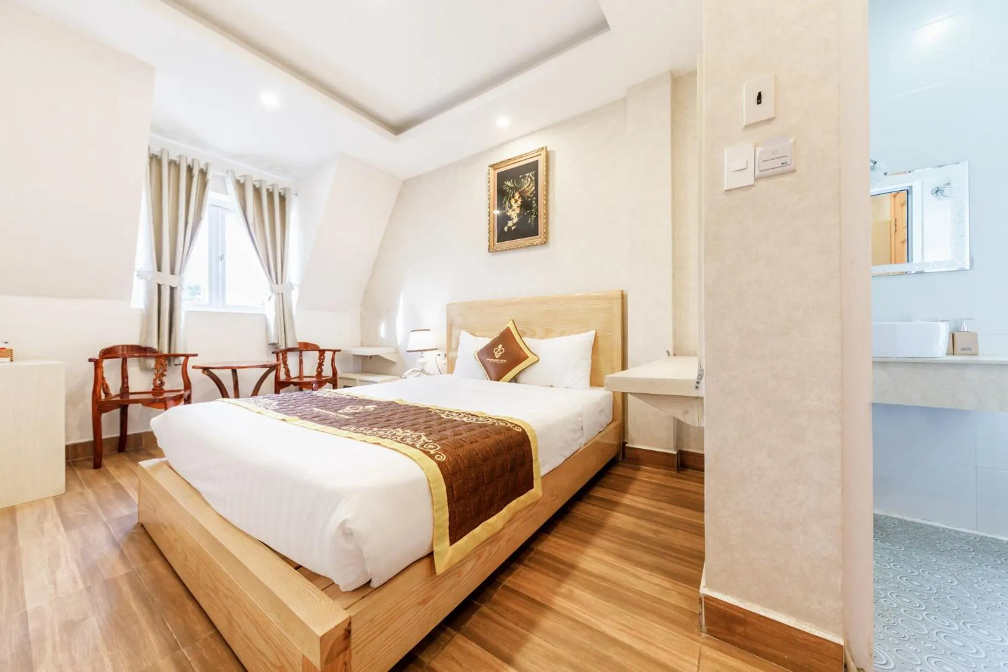 Bedroom, Bed in Golden Bee Hotel