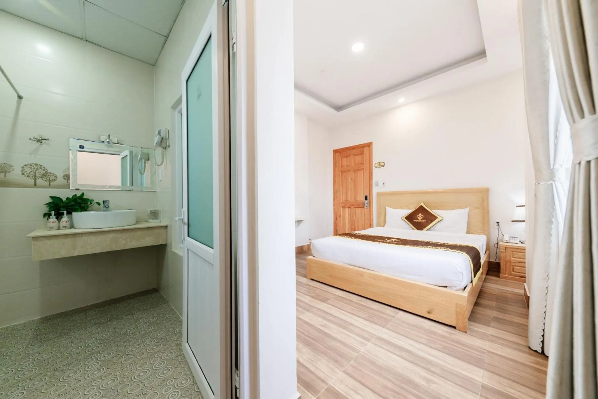 Bedroom, Bed in Golden Bee Hotel