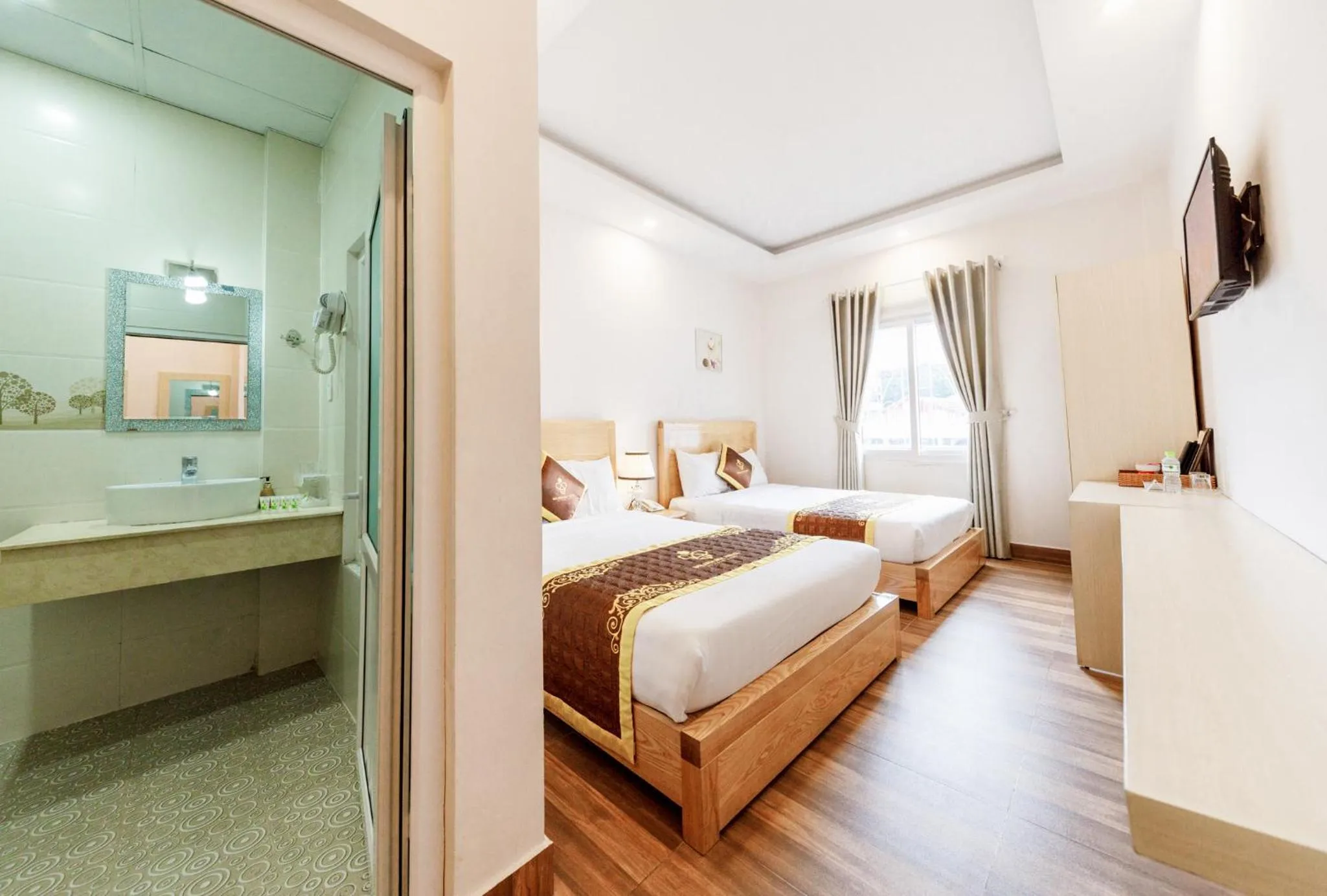 Bedroom, Bed in Golden Bee Hotel