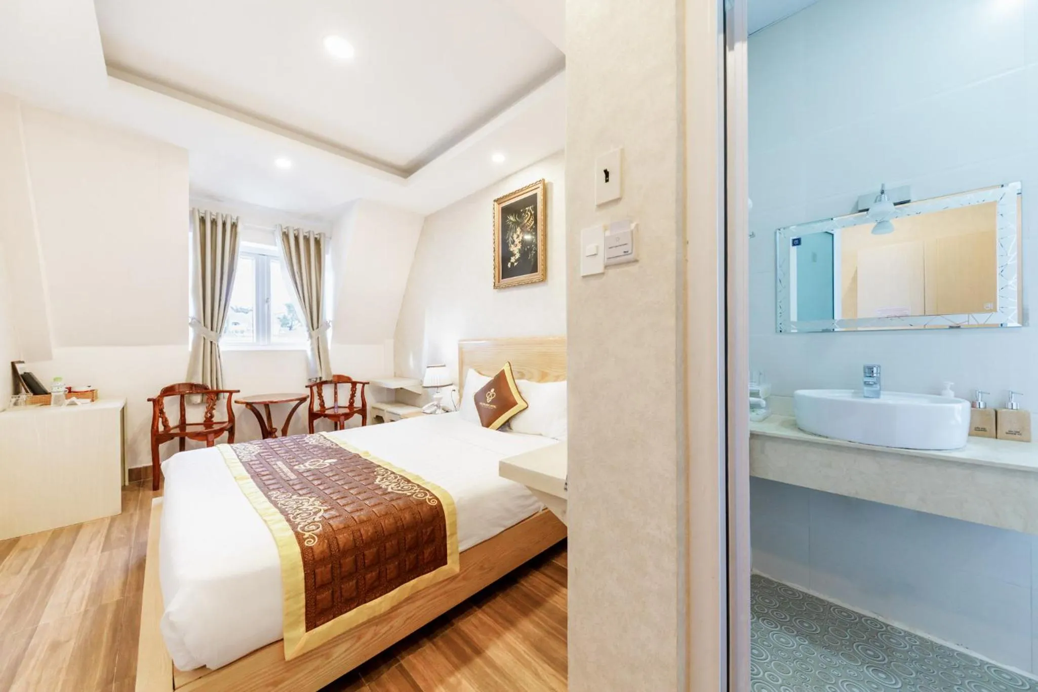 Bedroom, Bed in Golden Bee Hotel