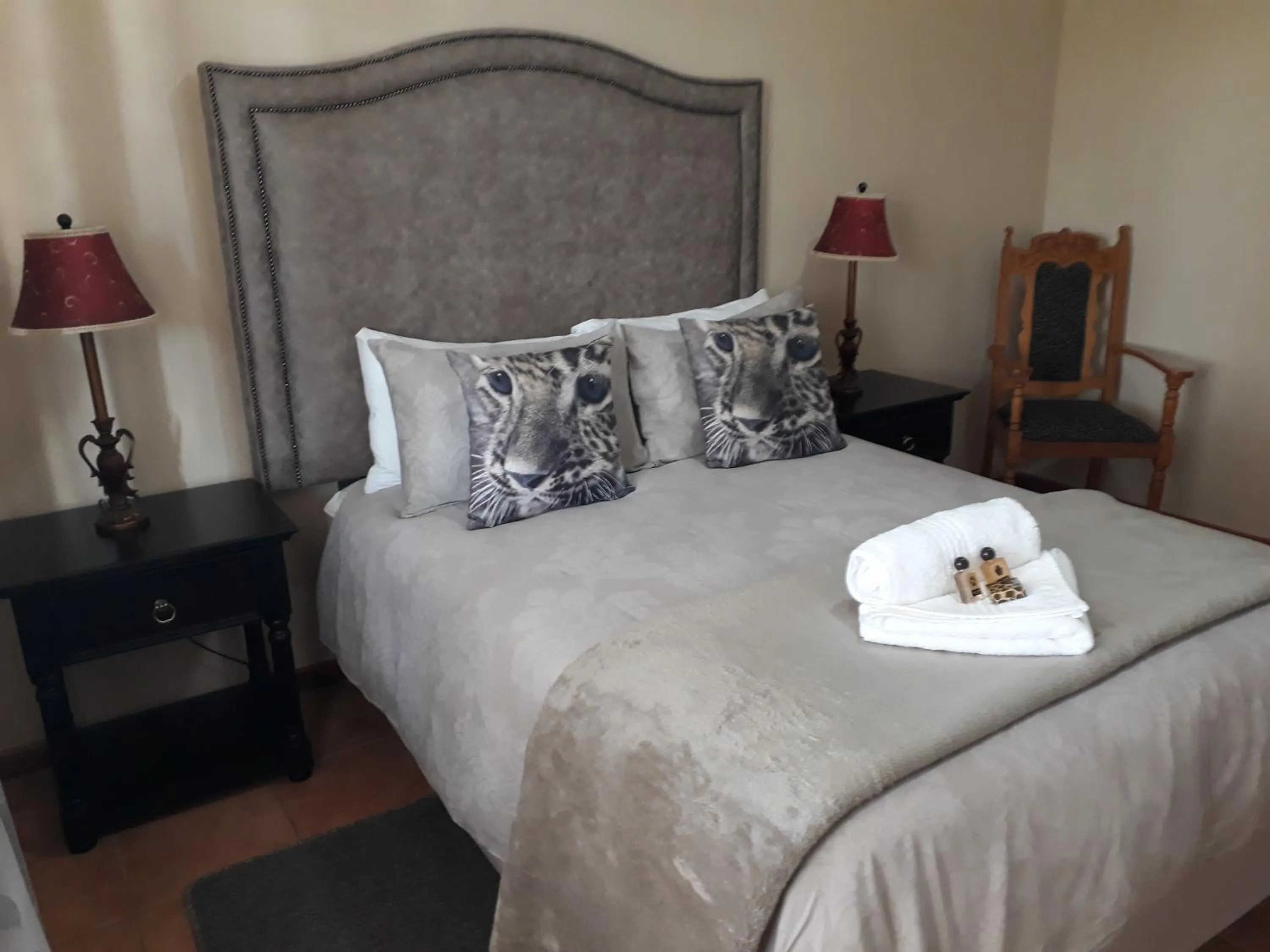 Three-Bedroom Villa in Augrabies De Oude Stoor Guesthouse