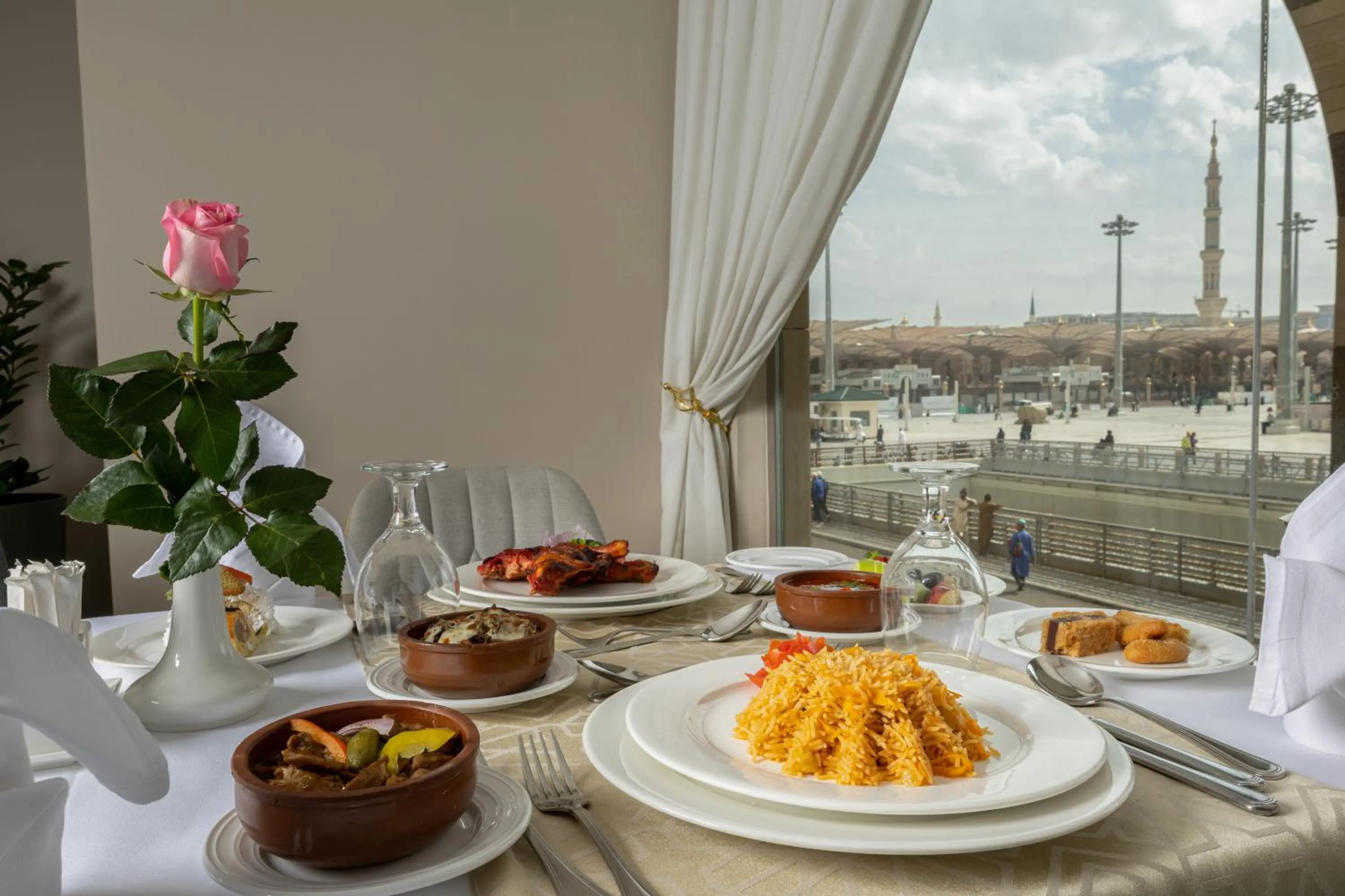 Restaurant/places to eat in Emaar Elite Al Madina Hotel
