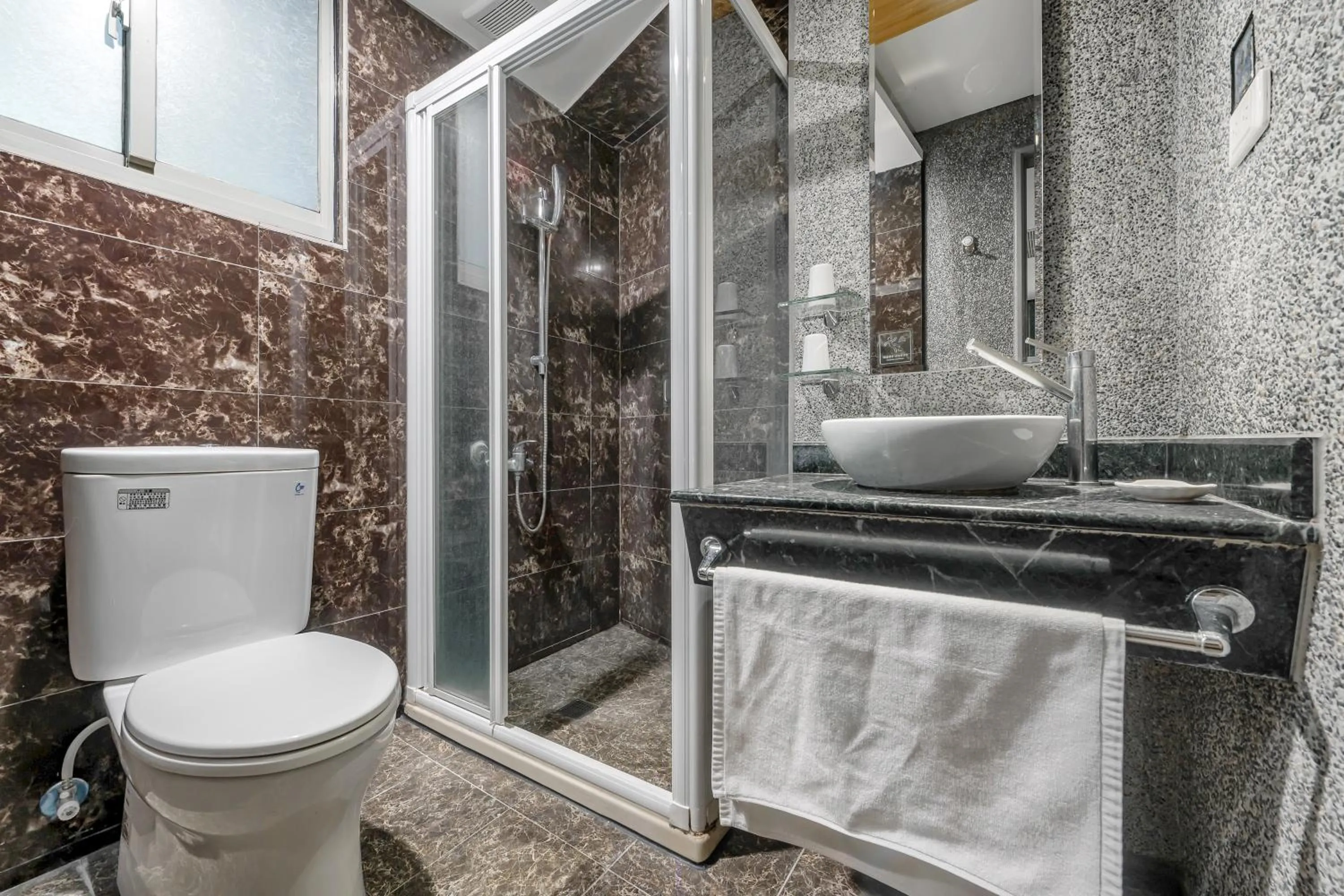 Shower in CHECK inn Express Taichung Fengchia