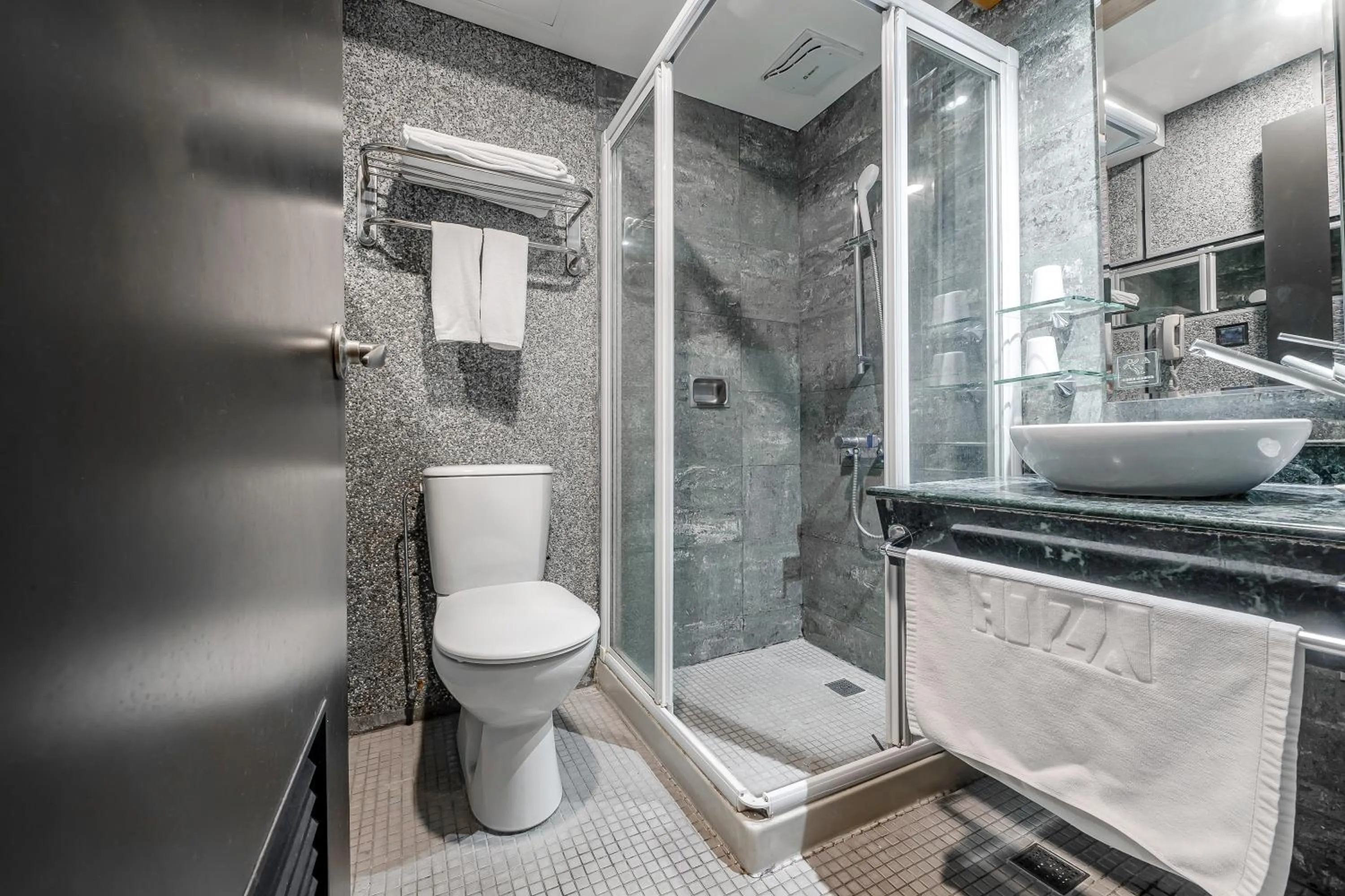 Shower in CHECK inn Express Taichung Fengchia