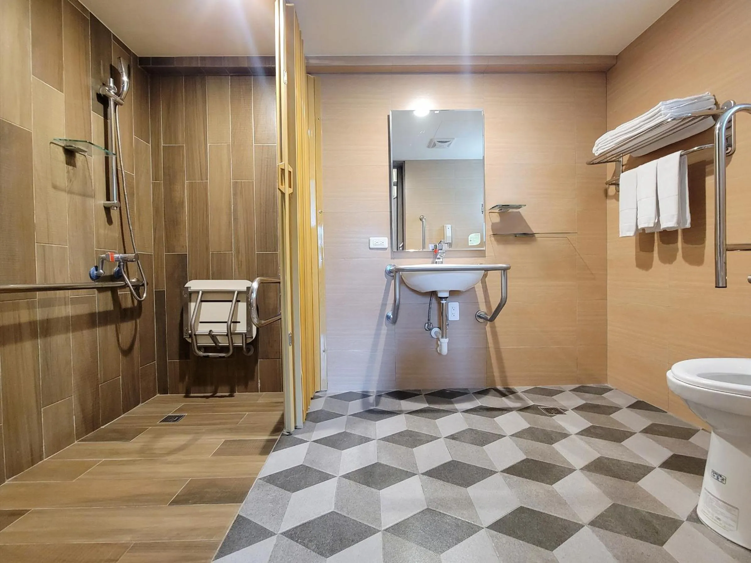 Shower in CHECK inn Express Taichung Fengchia