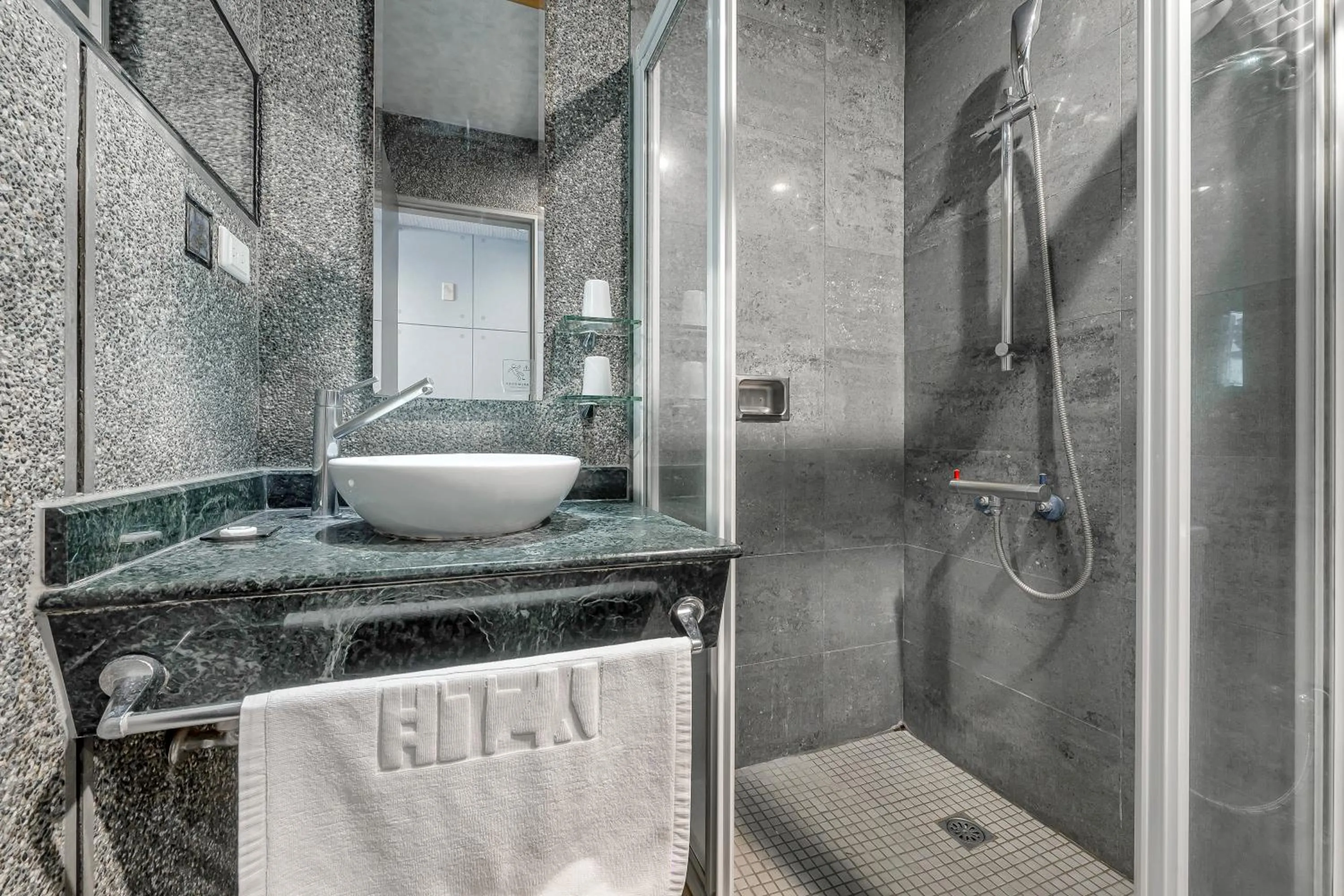 Shower in CHECK inn Express Taichung Fengchia