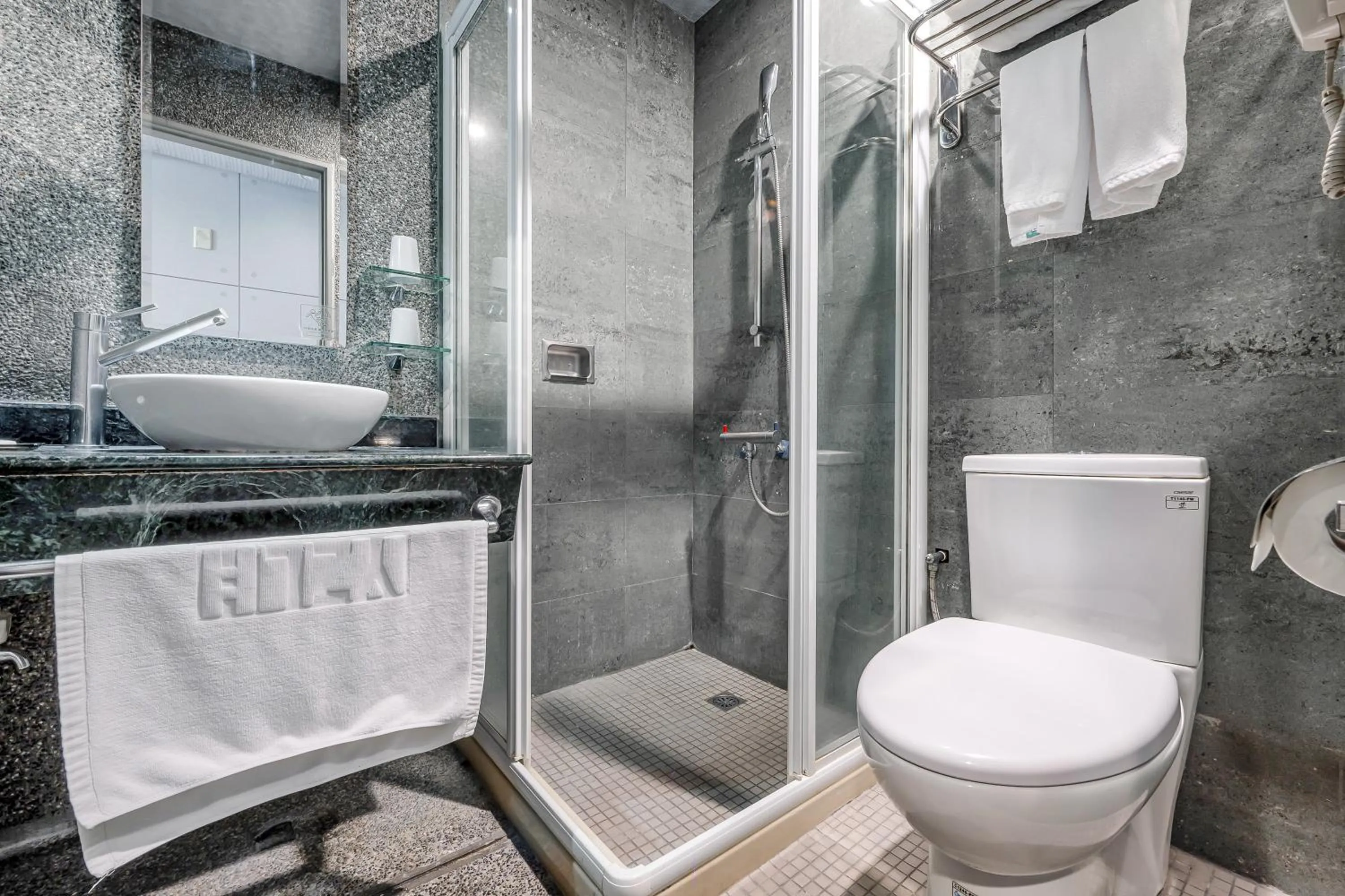 Shower in CHECK inn Express Taichung Fengchia