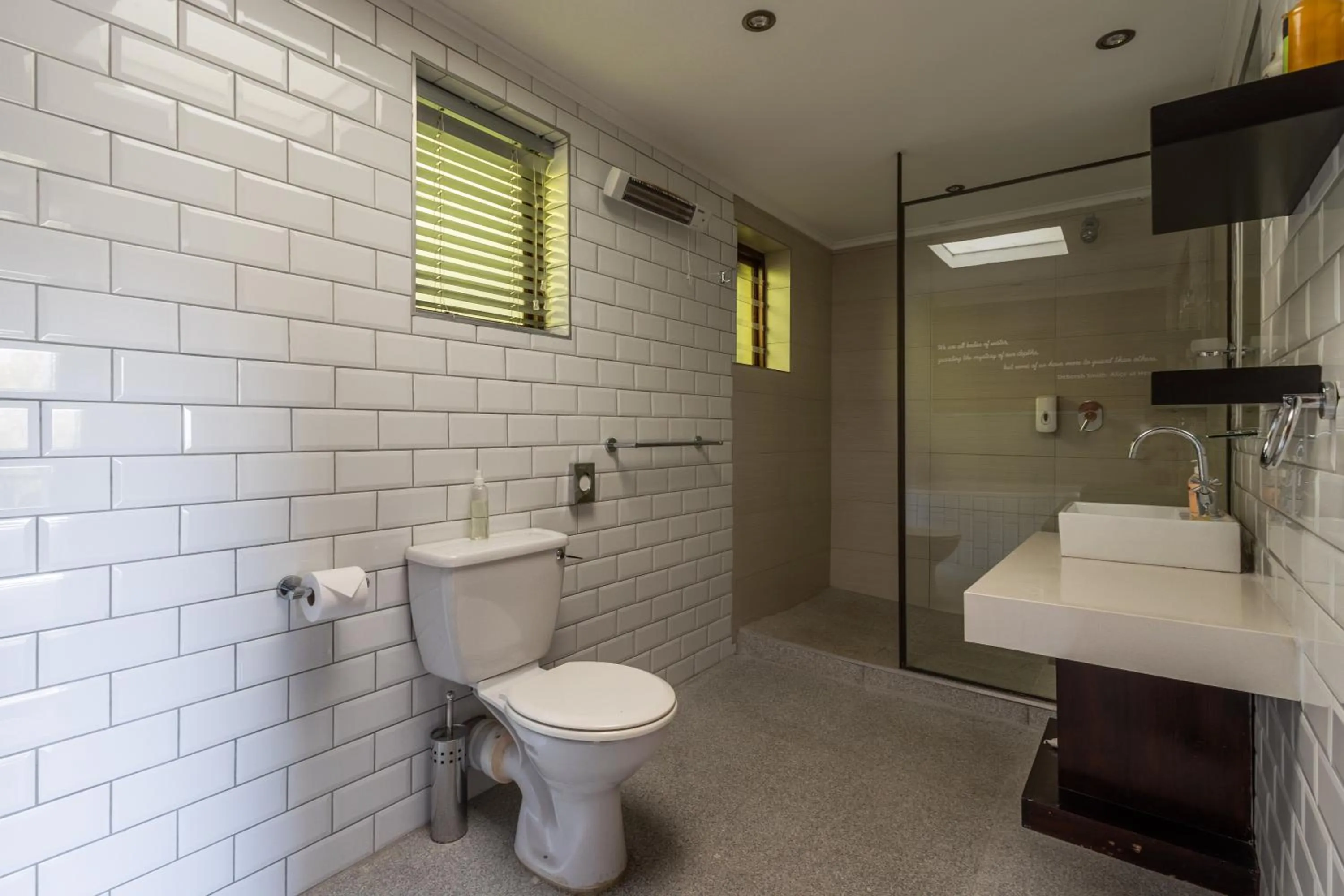 Shower in Hog Hollow Country Lodge