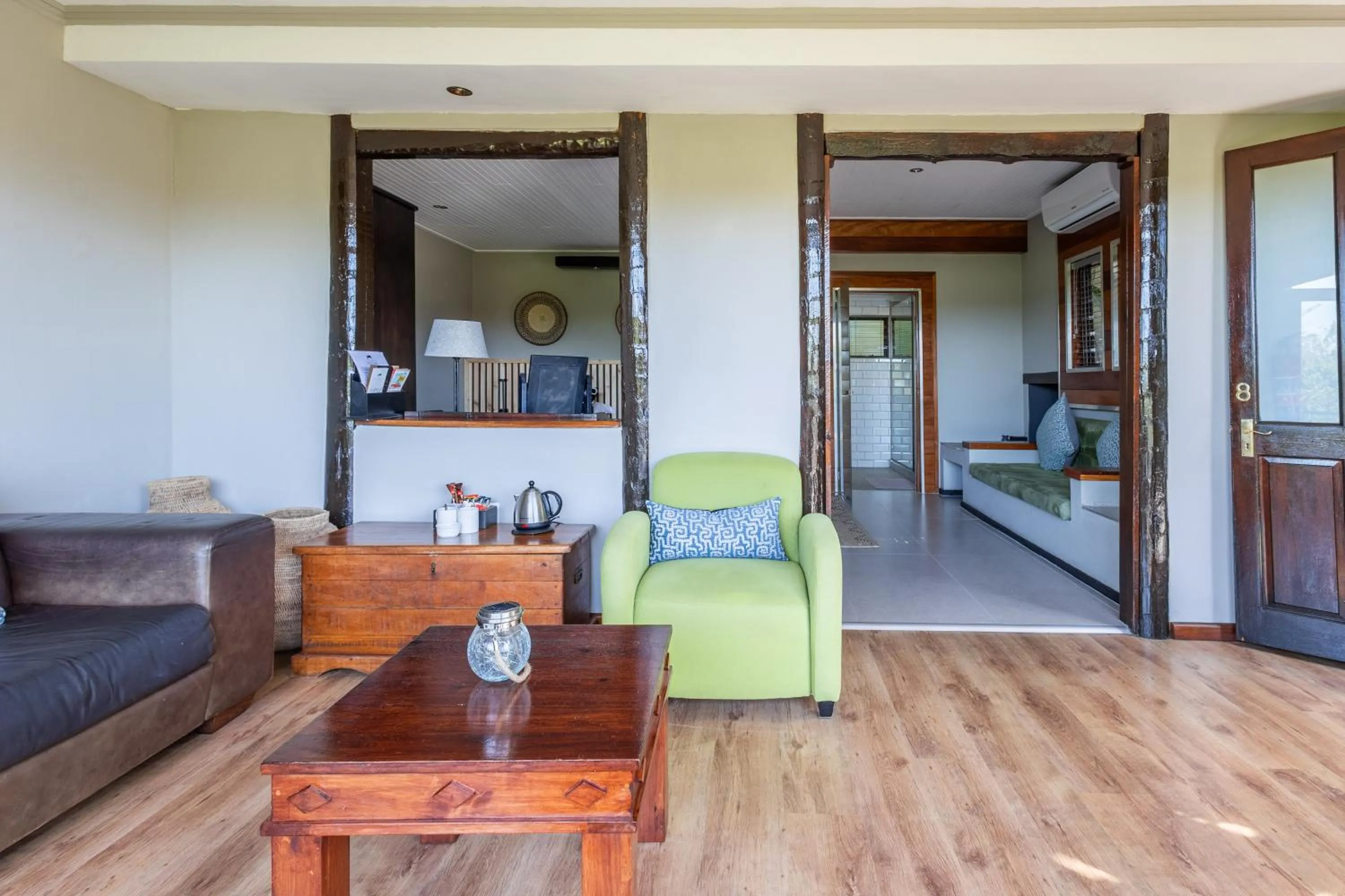 Living room in Hog Hollow Country Lodge