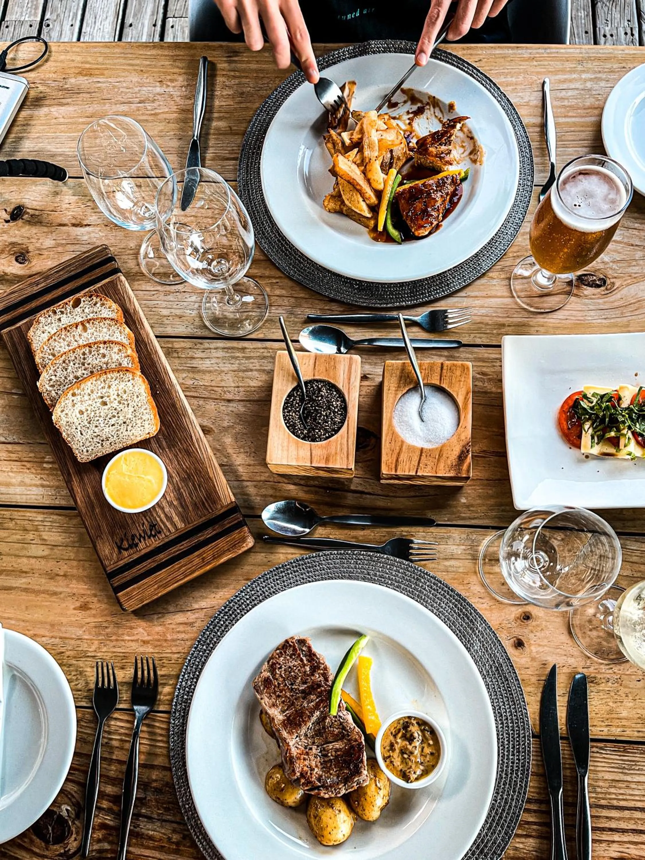 Restaurant/places to eat in Hog Hollow Country Lodge