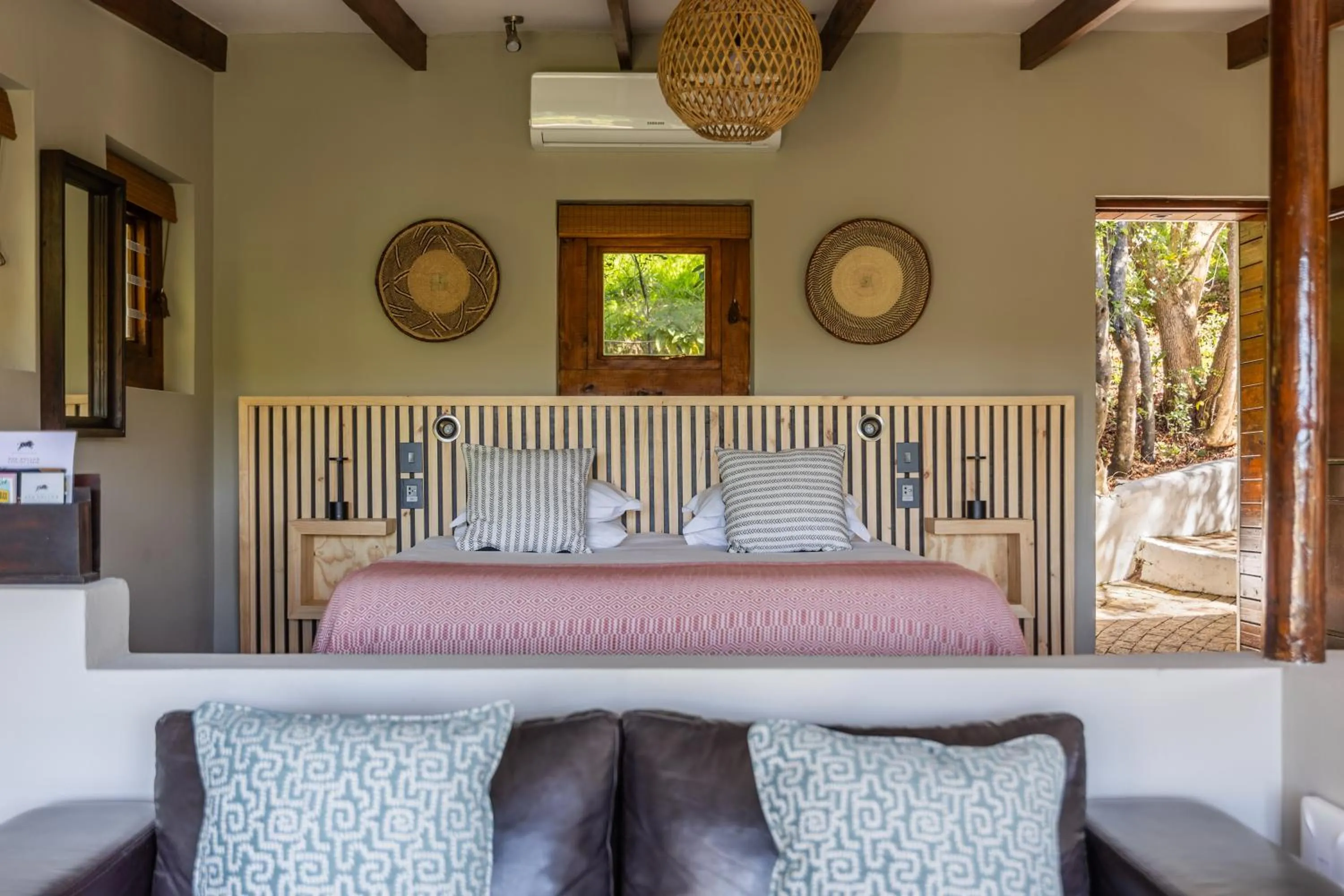 Bed in Hog Hollow Country Lodge