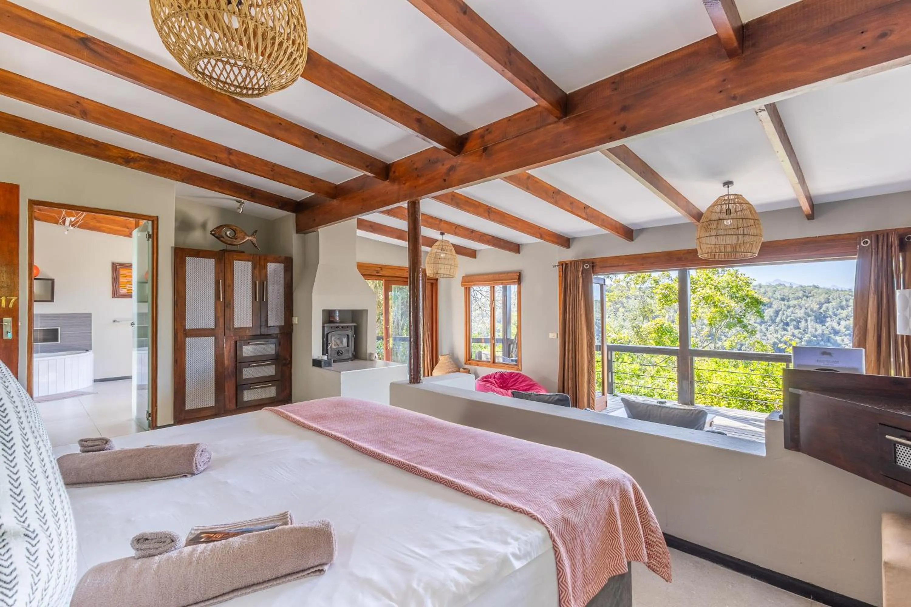 Bed in Hog Hollow Country Lodge