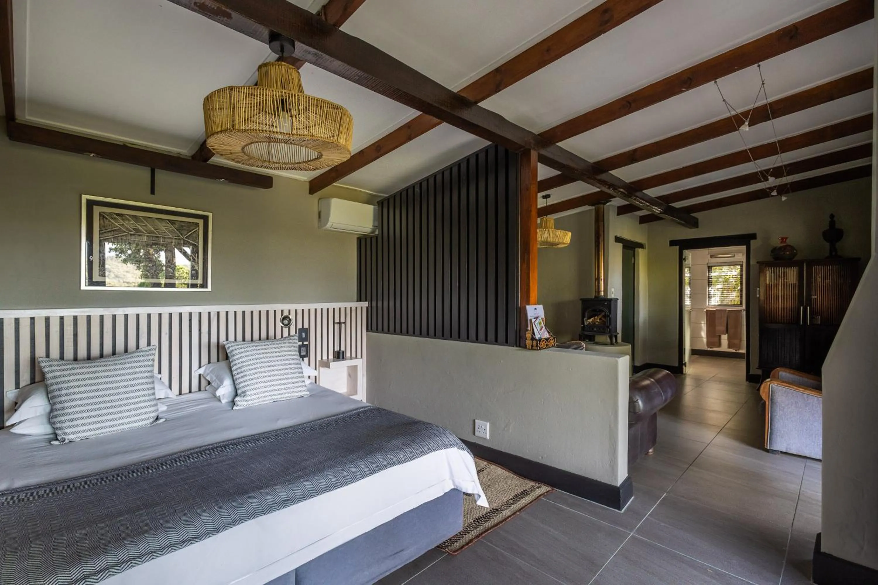 Bed in Hog Hollow Country Lodge