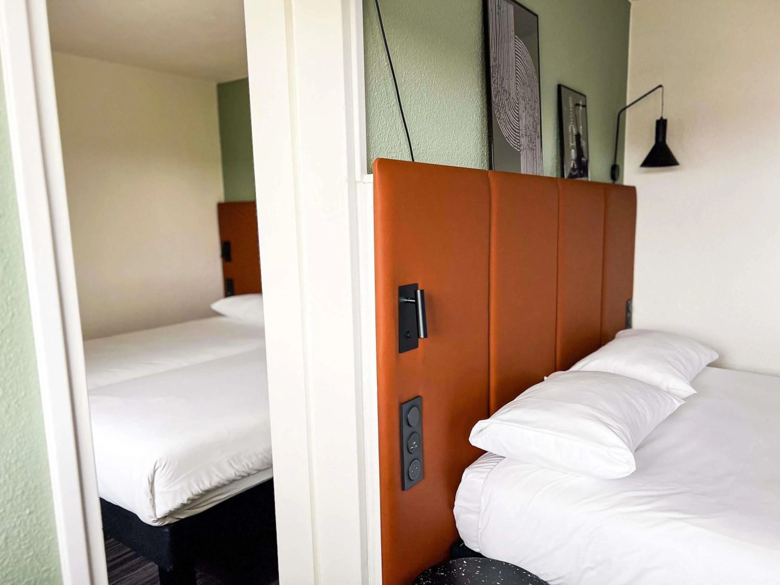 Bedroom, Bed in ibis Nîmes Ouest - A9