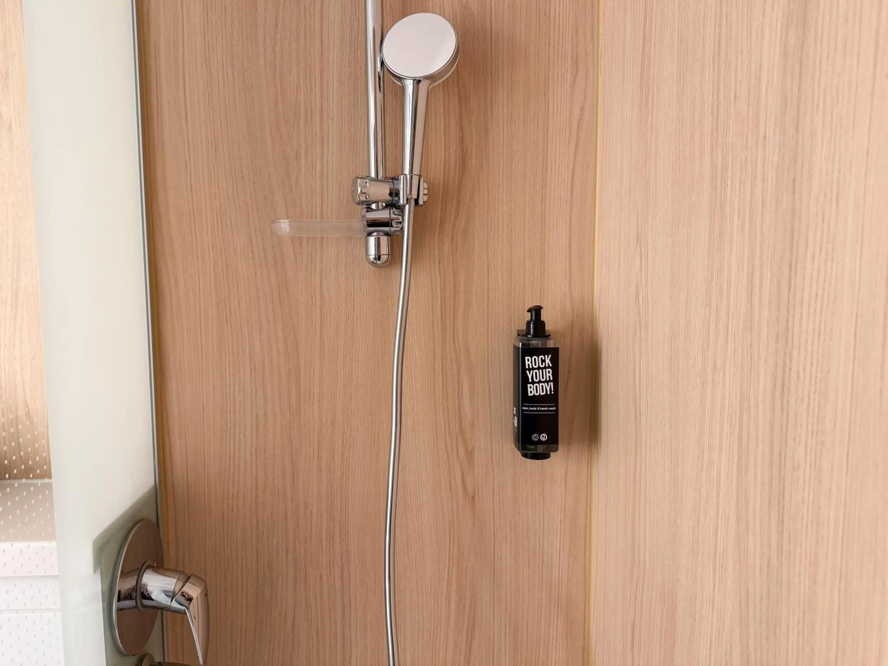 Shower in ibis Nîmes Ouest - A9