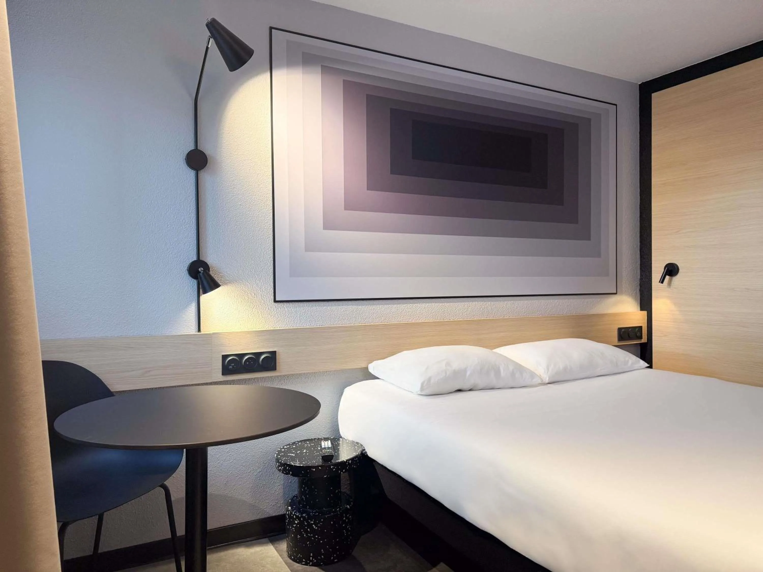 Bedroom, Bed in ibis Nîmes Ouest - A9