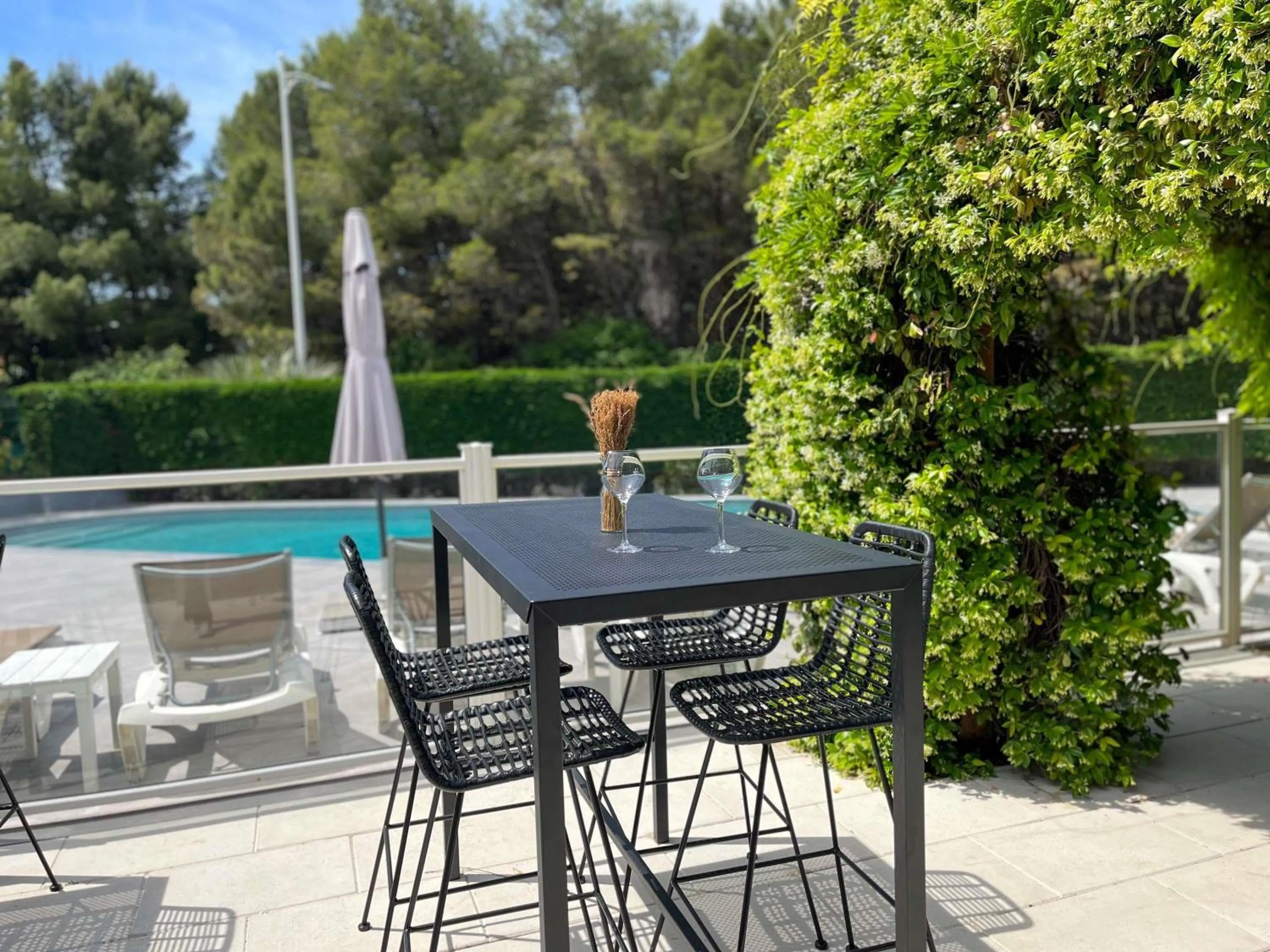 Pool view in ibis Nîmes Ouest - A9