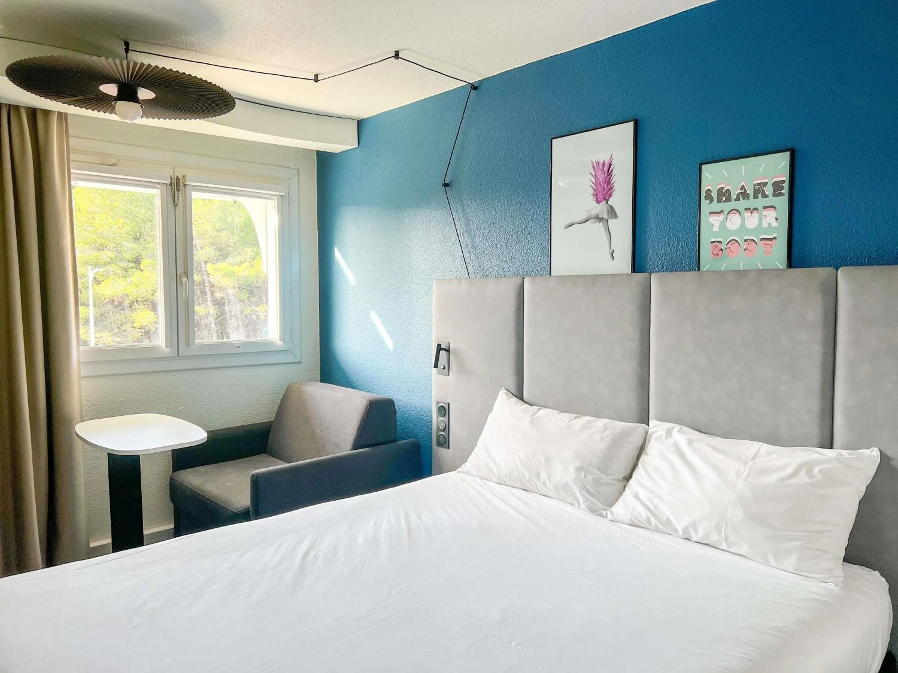 Bedroom, Bed in ibis Nîmes Ouest - A9