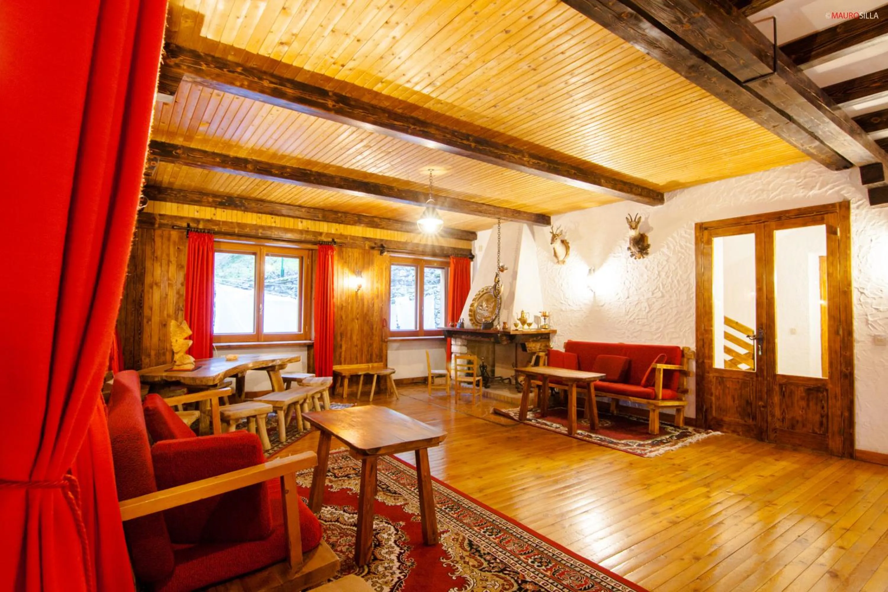 Communal lounge/ TV room in Hotel Garnì Mille Pini