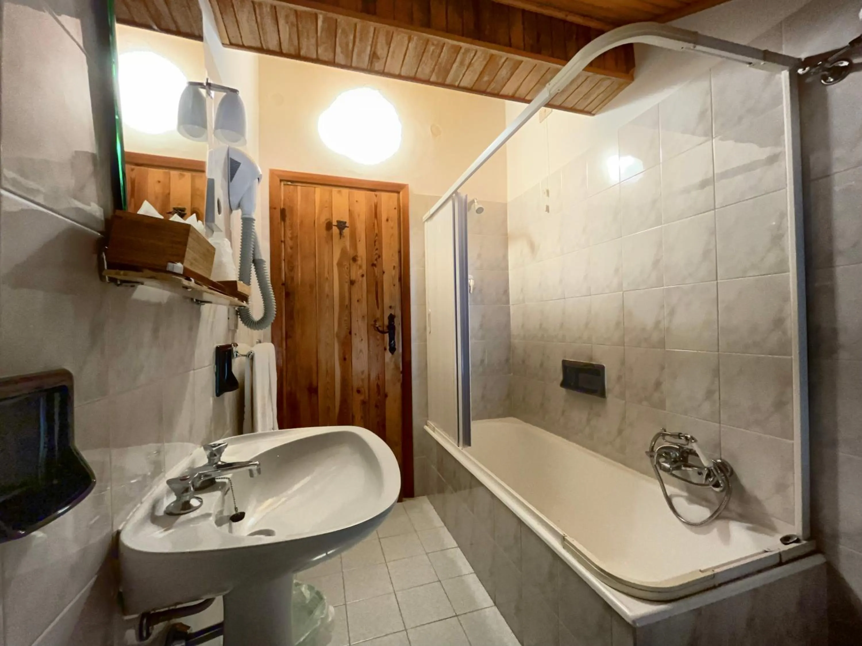 Shower in Hotel Garnì Mille Pini