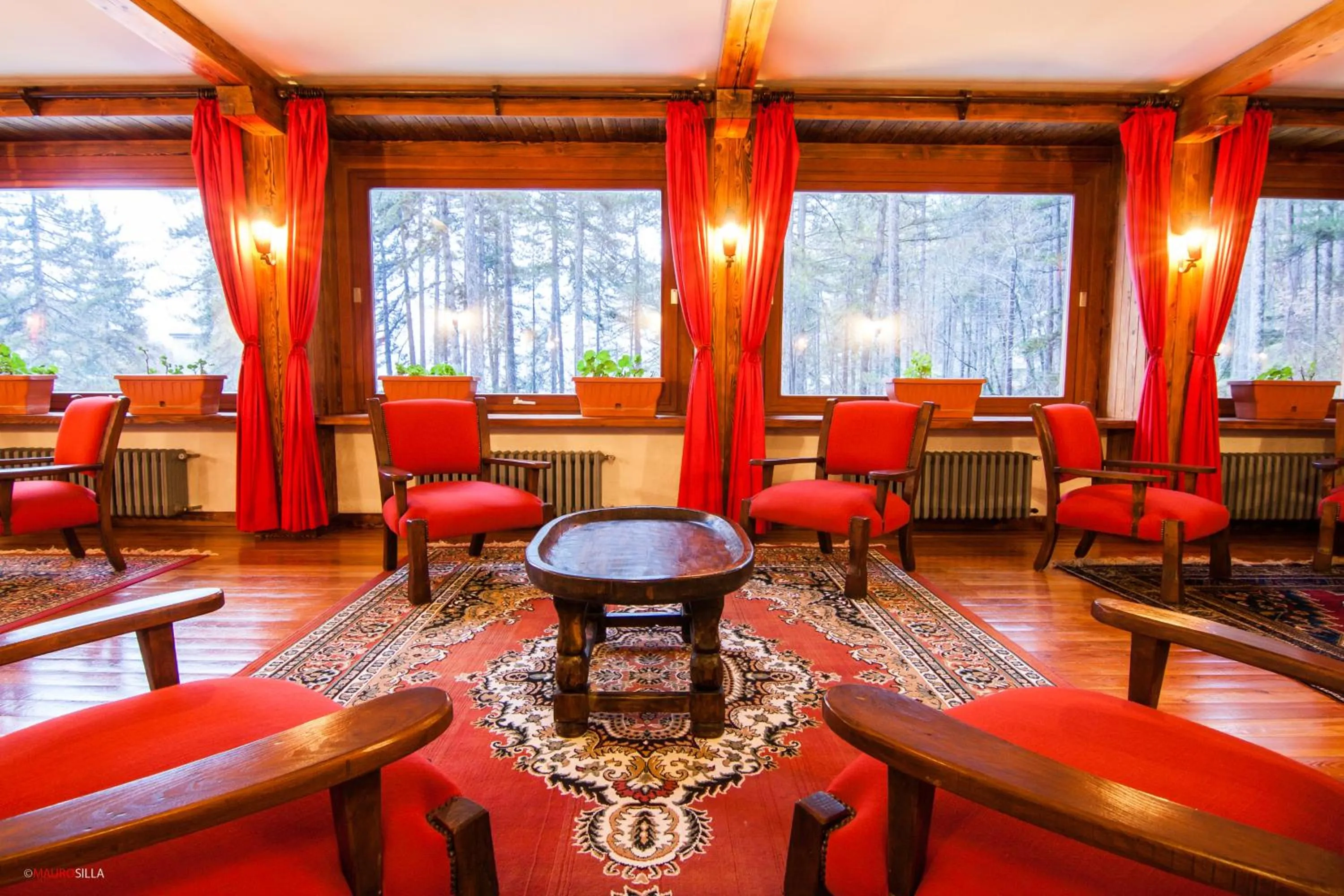 Communal lounge/ TV room in Hotel Garnì Mille Pini