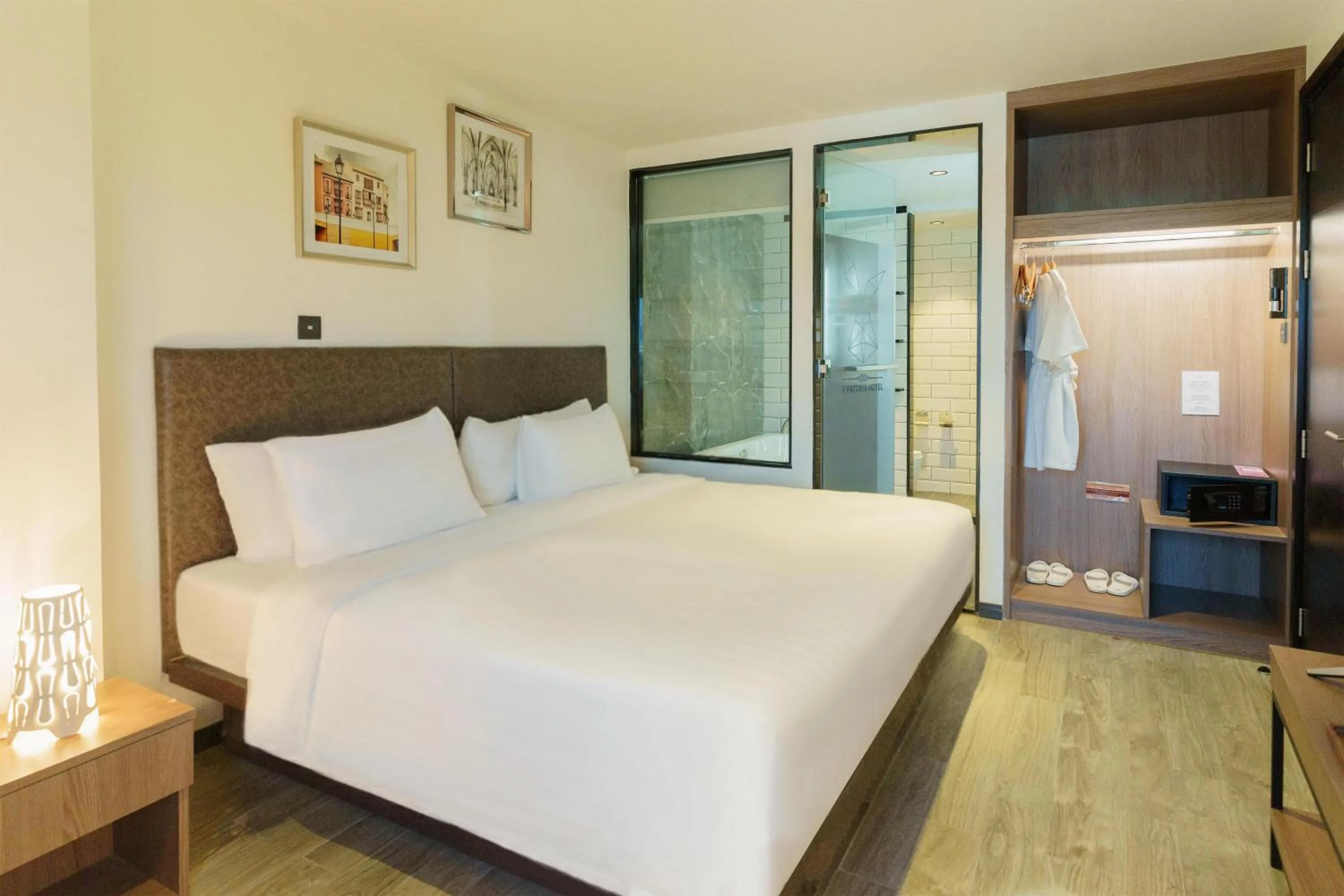 Photo of the whole room, Bed in SureStay Plus by Best Western T Pattaya