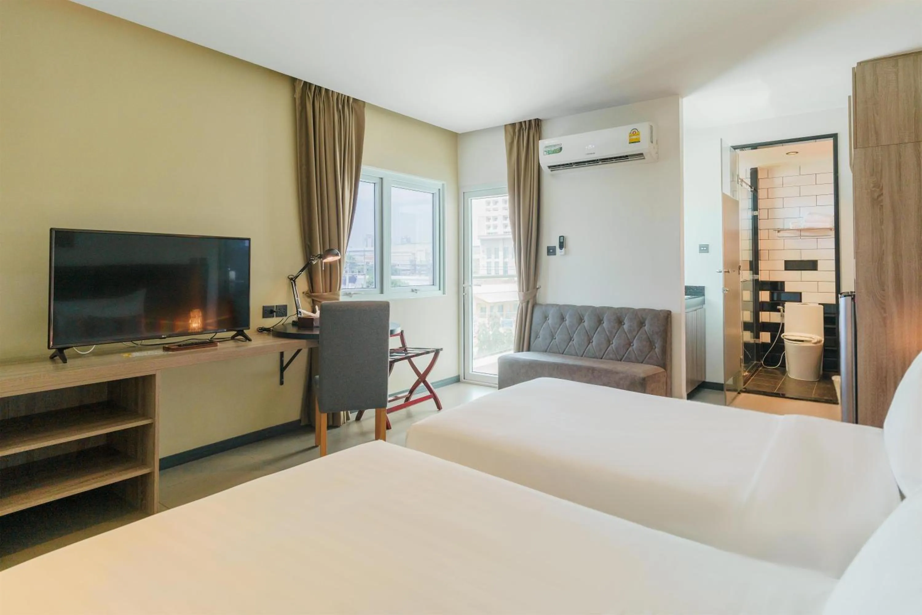 Bedroom, Bed in SureStay Plus by Best Western T Pattaya