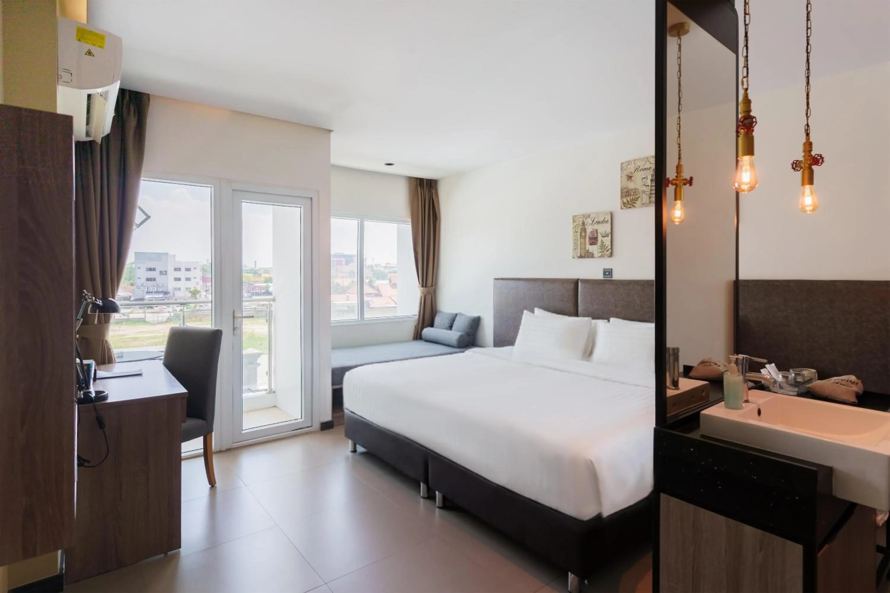 Bedroom, Bed in SureStay Plus by Best Western T Pattaya