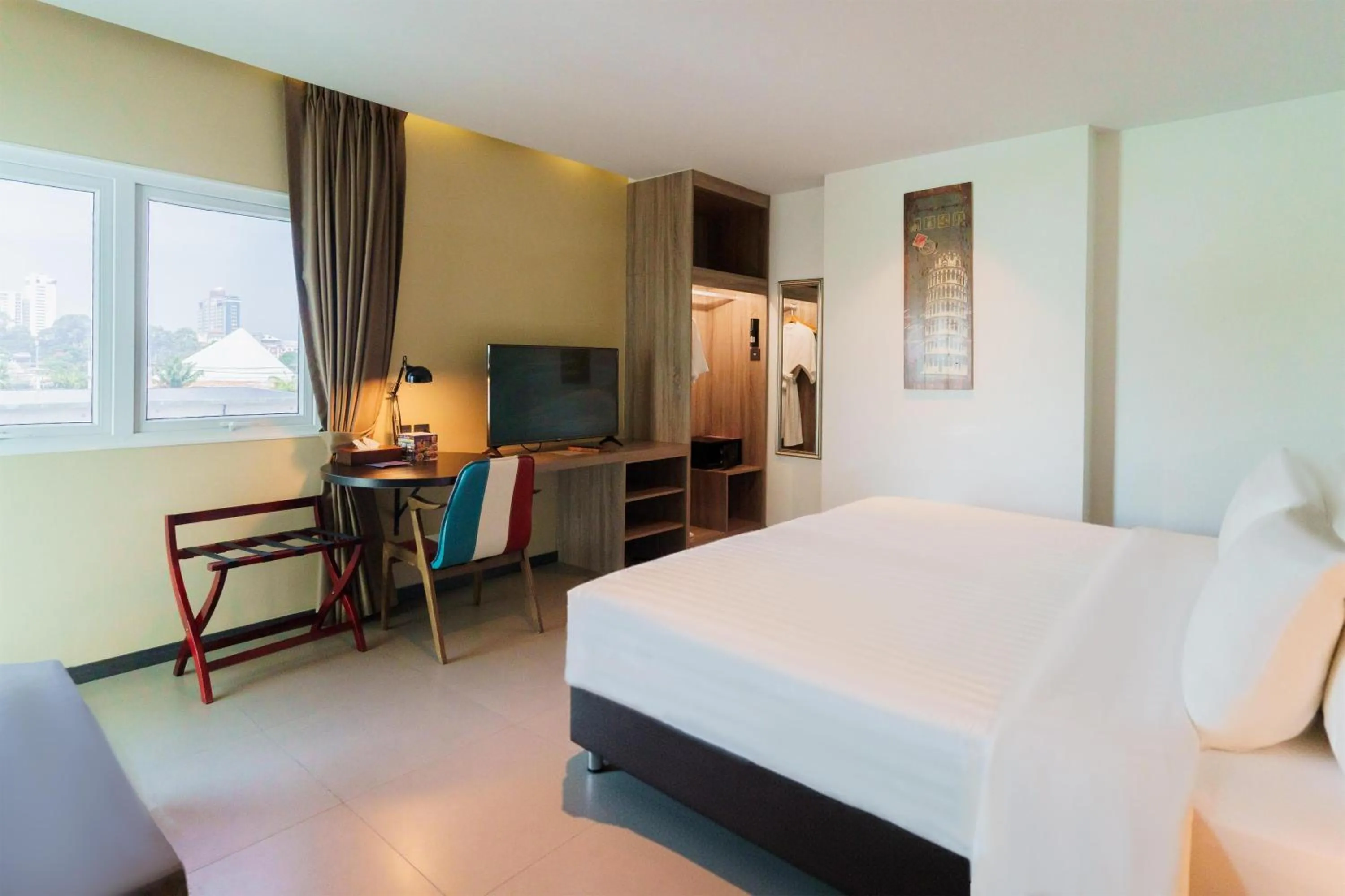 Bedroom, Bed in SureStay Plus by Best Western T Pattaya
