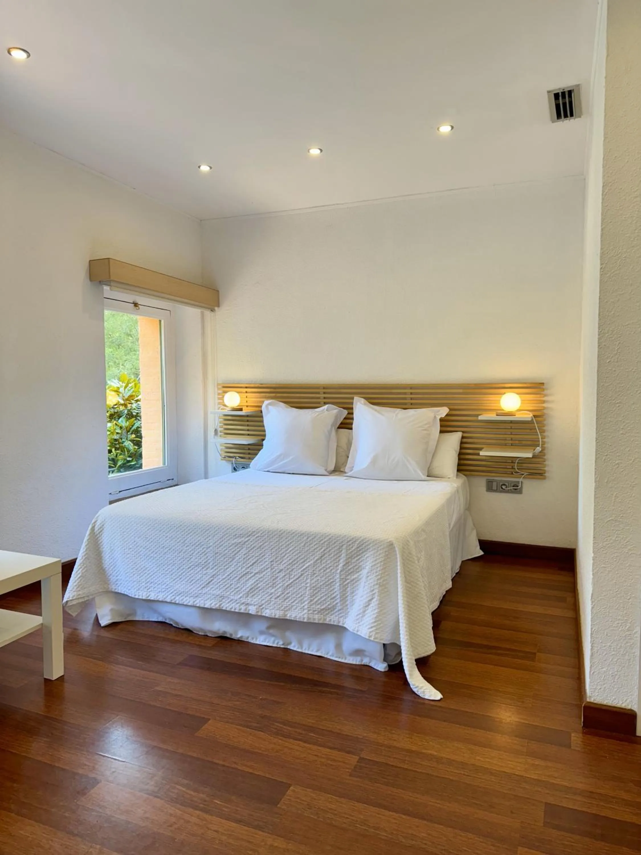 Bedroom, Bed in Hotel Spa La Central - Adults Only