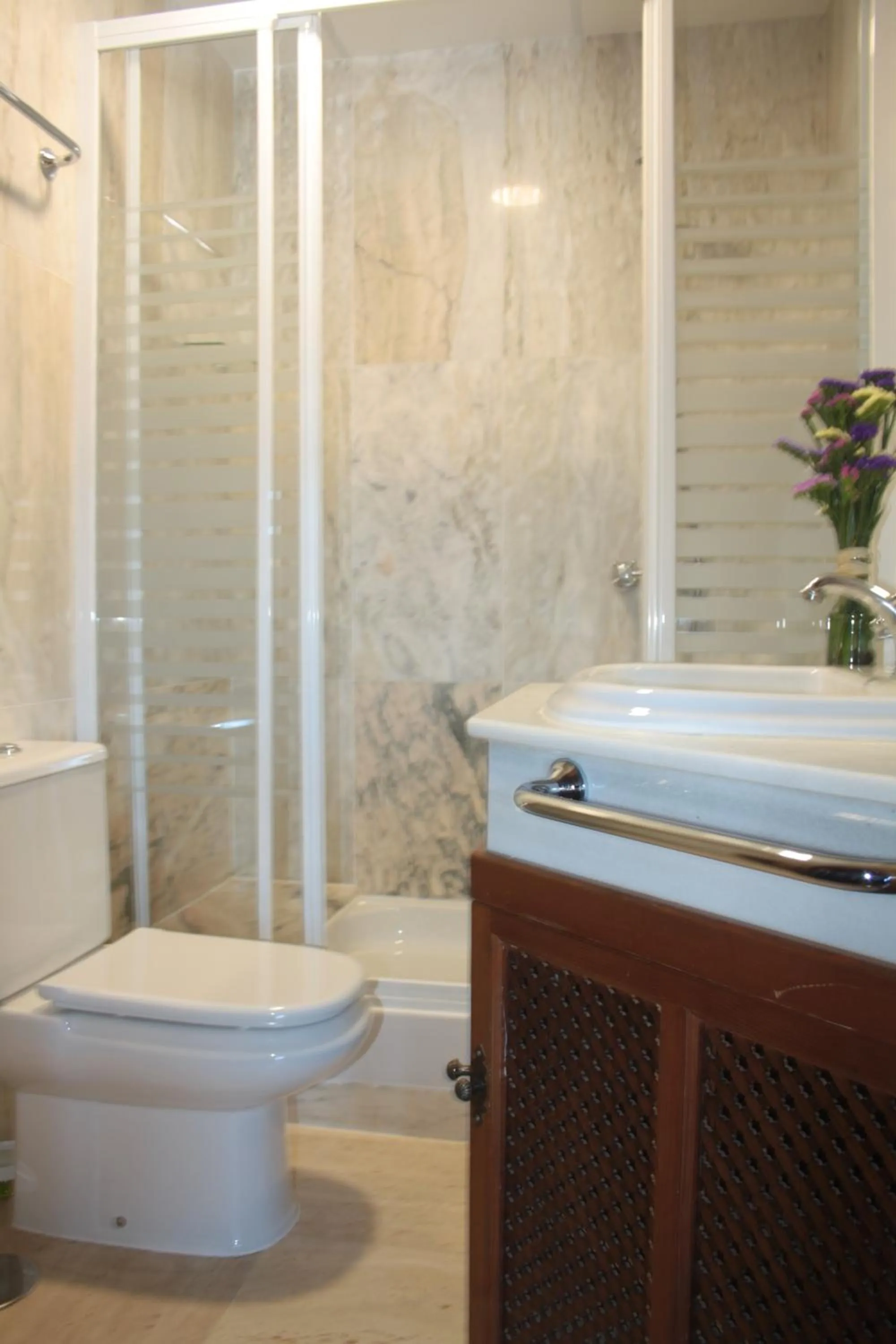 Shower in La Colegiata De Ronda