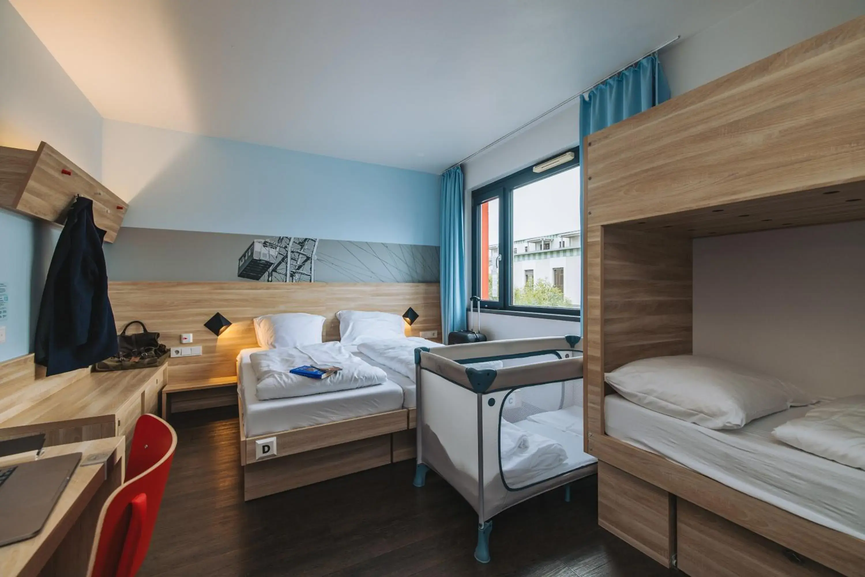 Quad Room in MEININGER Hotel Wien Downtown Franz Quad Room in MEININGER Hotel Wien Downtown Franz