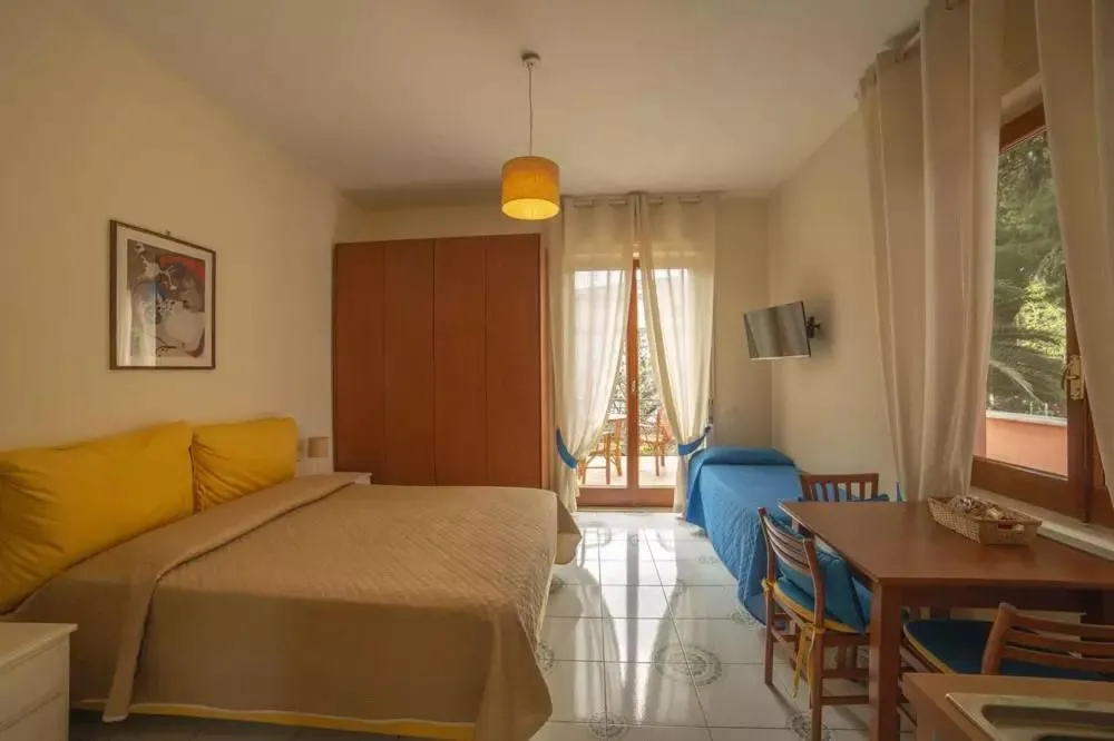 Photo of the whole room, Bed in Villa Rosa Sorrento