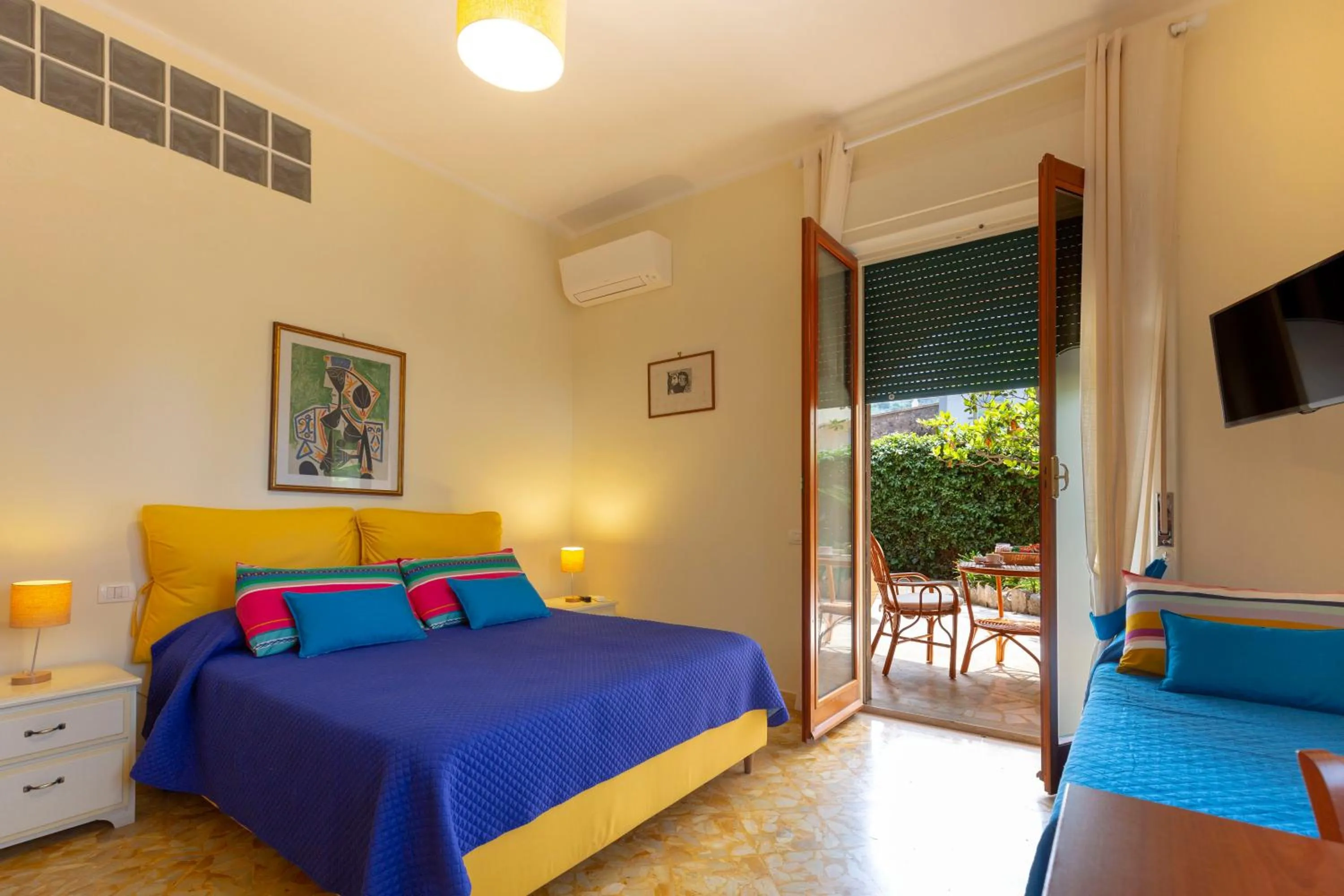 Shower, Bed in Villa Rosa Sorrento