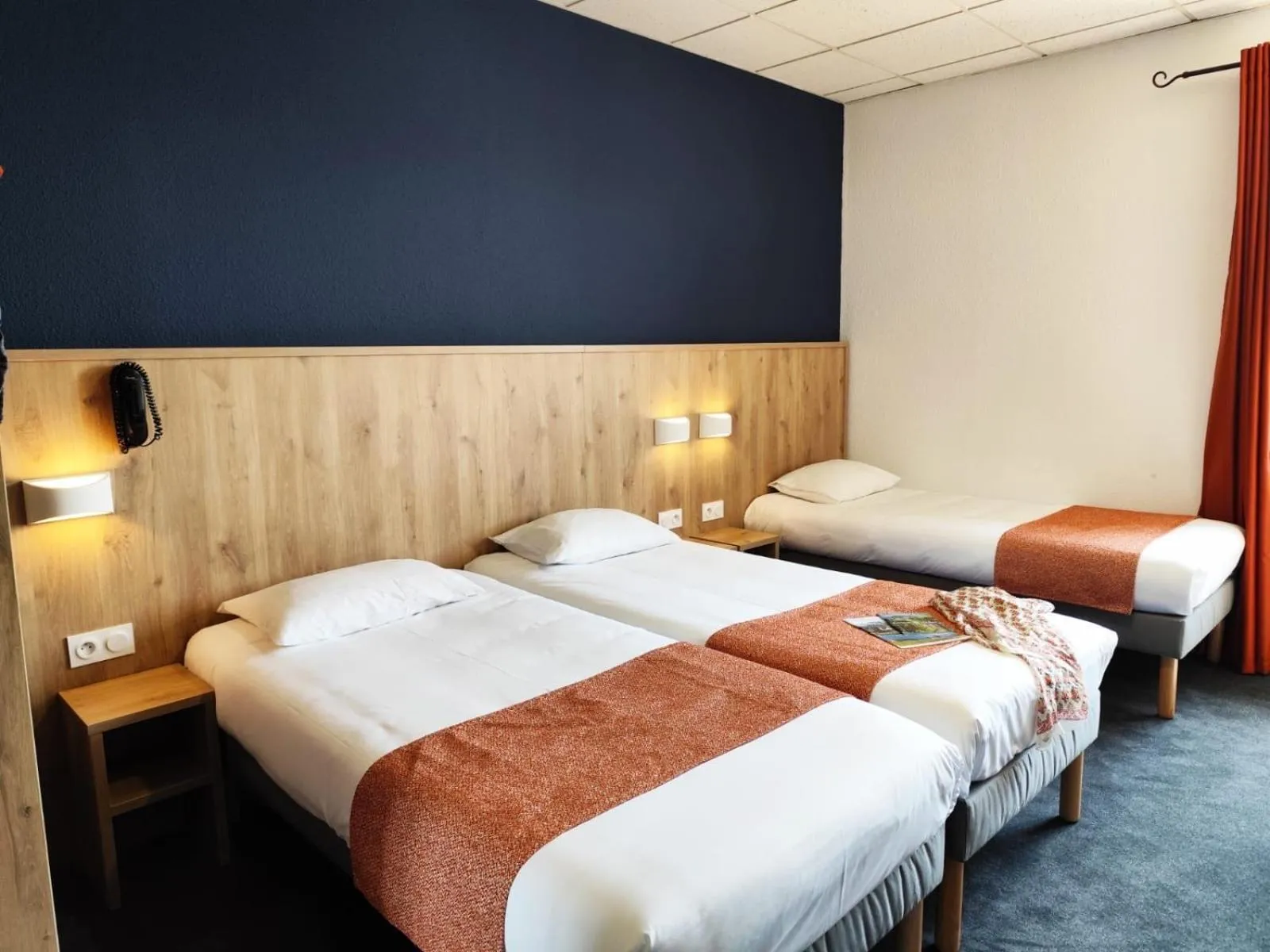 Photo of the whole room, Bed in Hôtel Hélianthe