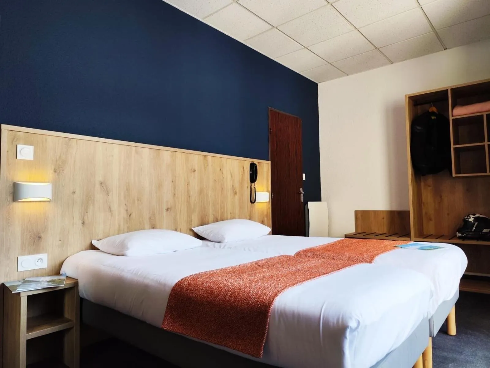 Photo of the whole room, Bed in Hôtel Hélianthe