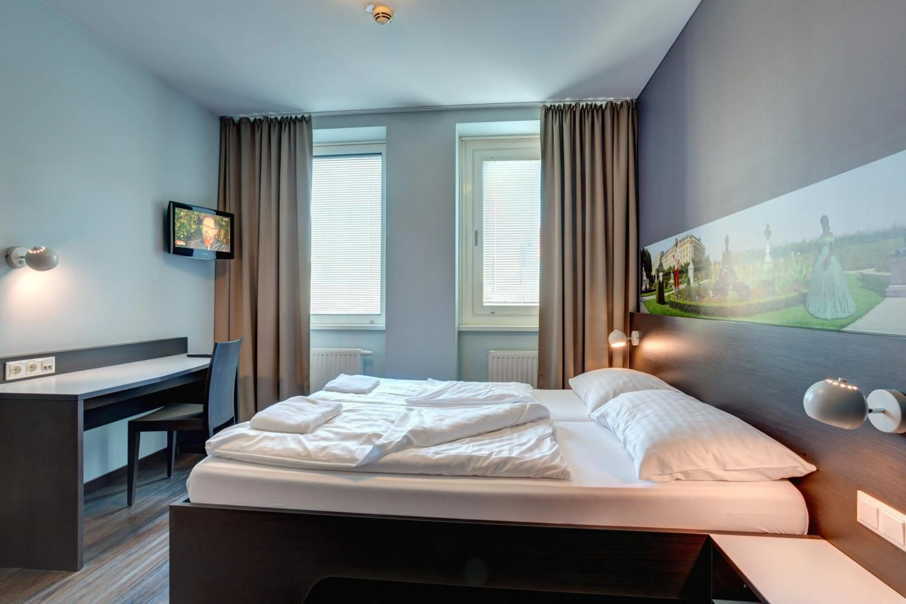 Photo of the whole room, Bed in MEININGER Hotel Wien Downtown Sissi