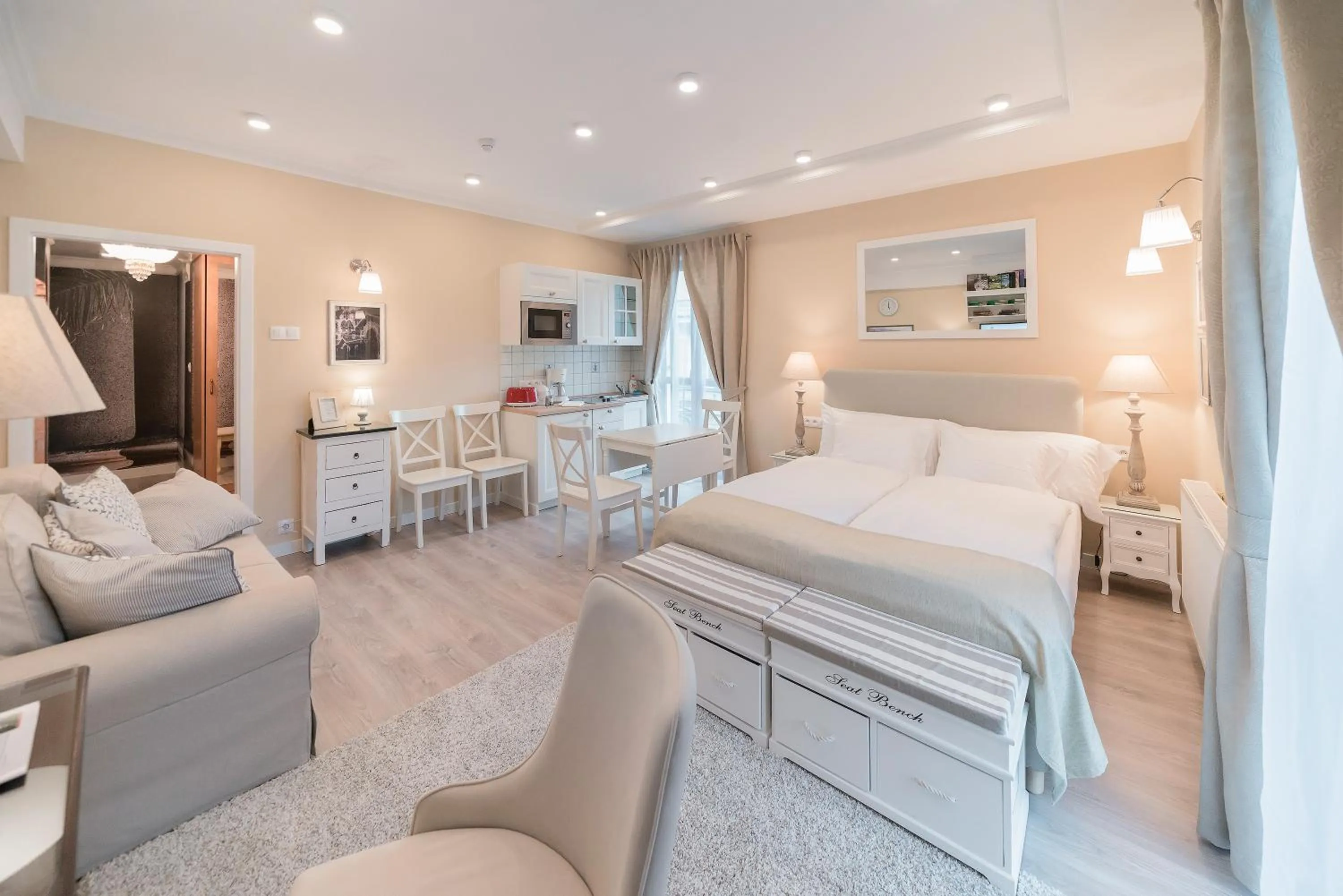 Kitchen or kitchenette, Bed in Revelton Studios Františkovy Lázně