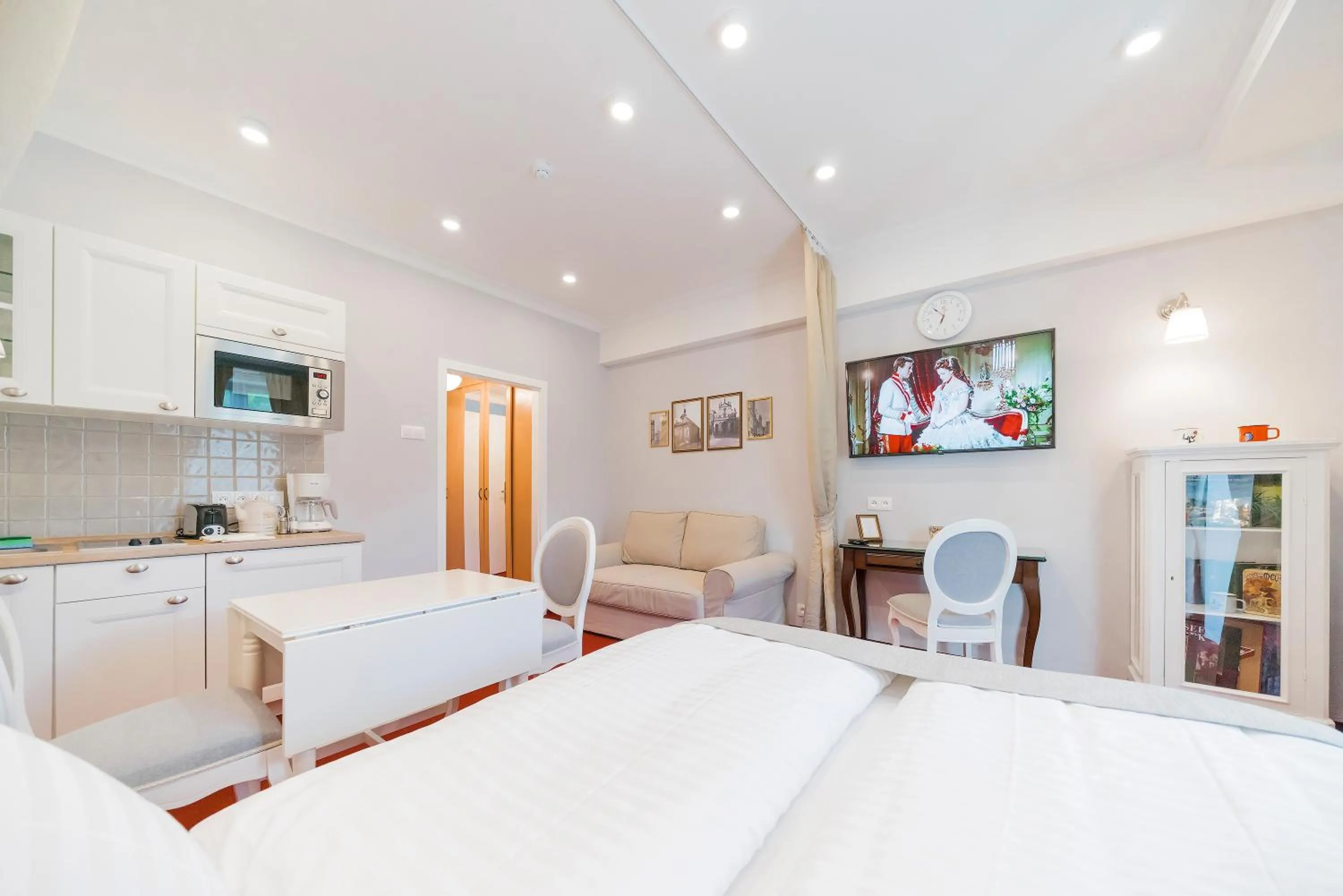 Kitchen or kitchenette, Bed in Revelton Studios Františkovy Lázně