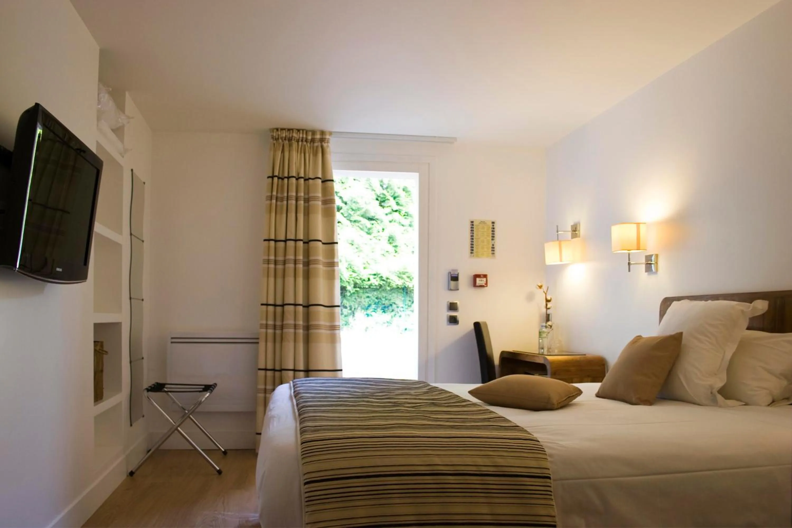 Bed in Logis Hôtel - Le Manoir de Sauvegrain