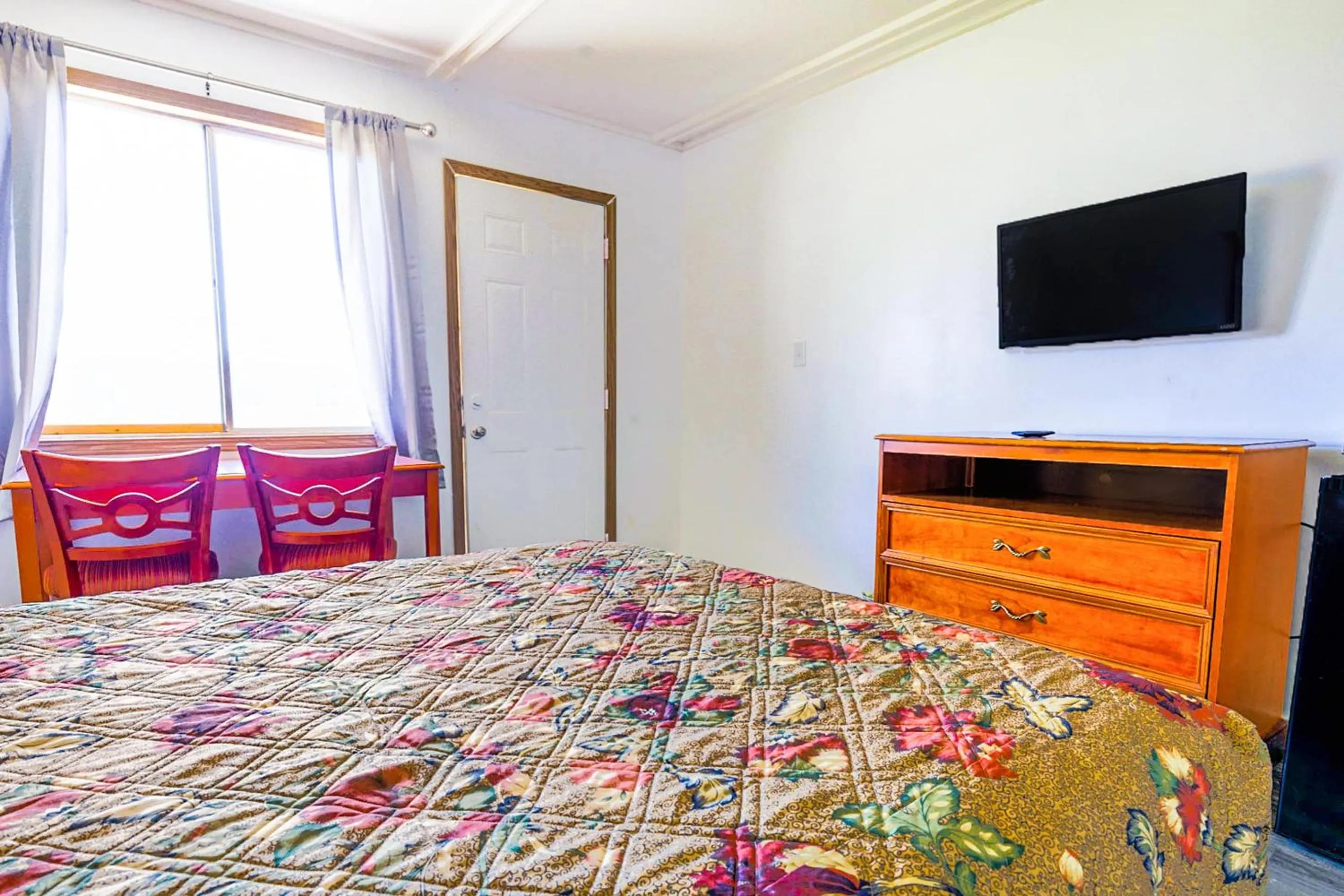 Bedroom, Bed in Country Hearth Inn & Suites By OYO Sturgis