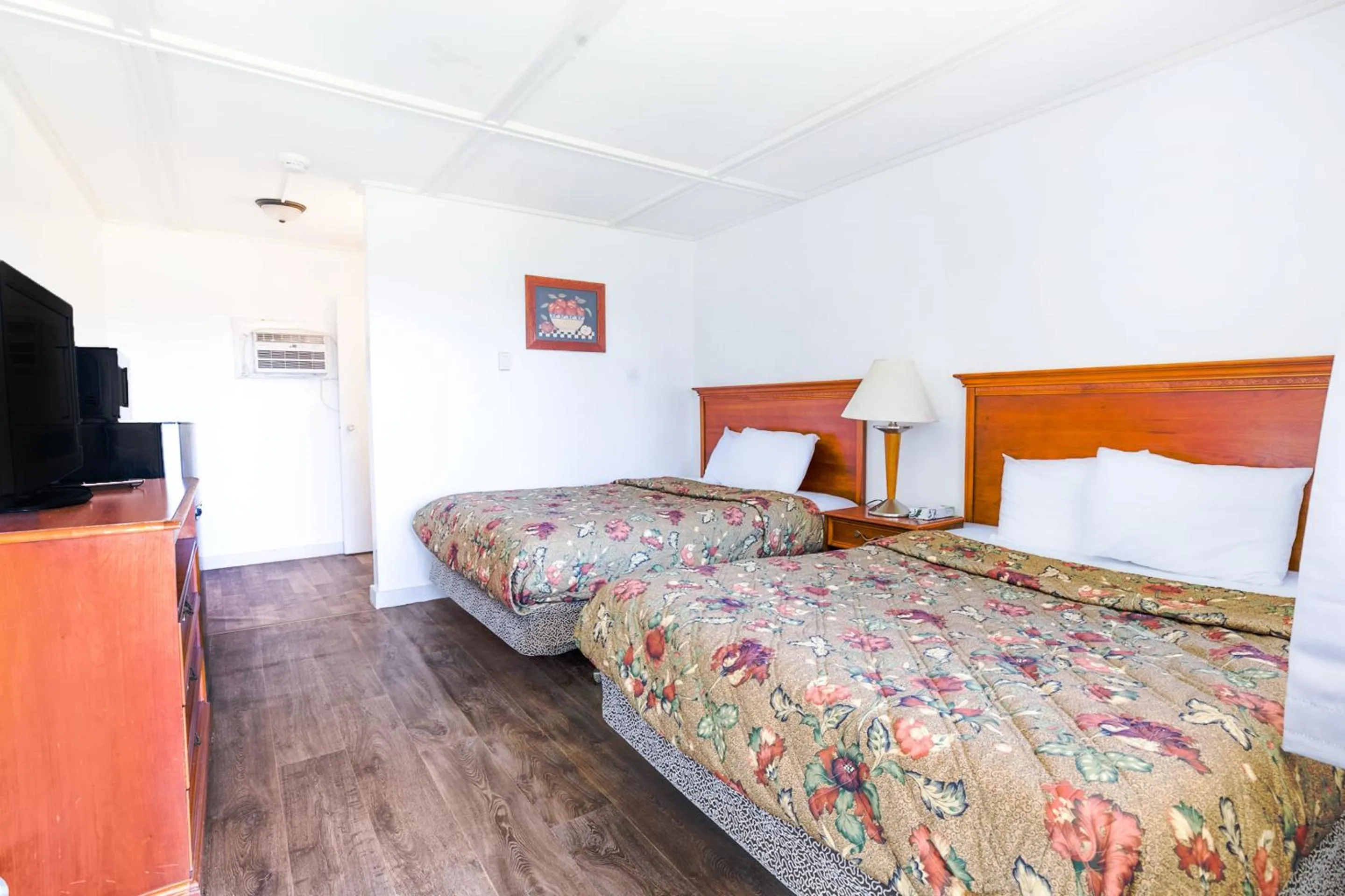 Bedroom, Bed in Country Hearth Inn & Suites By OYO Sturgis