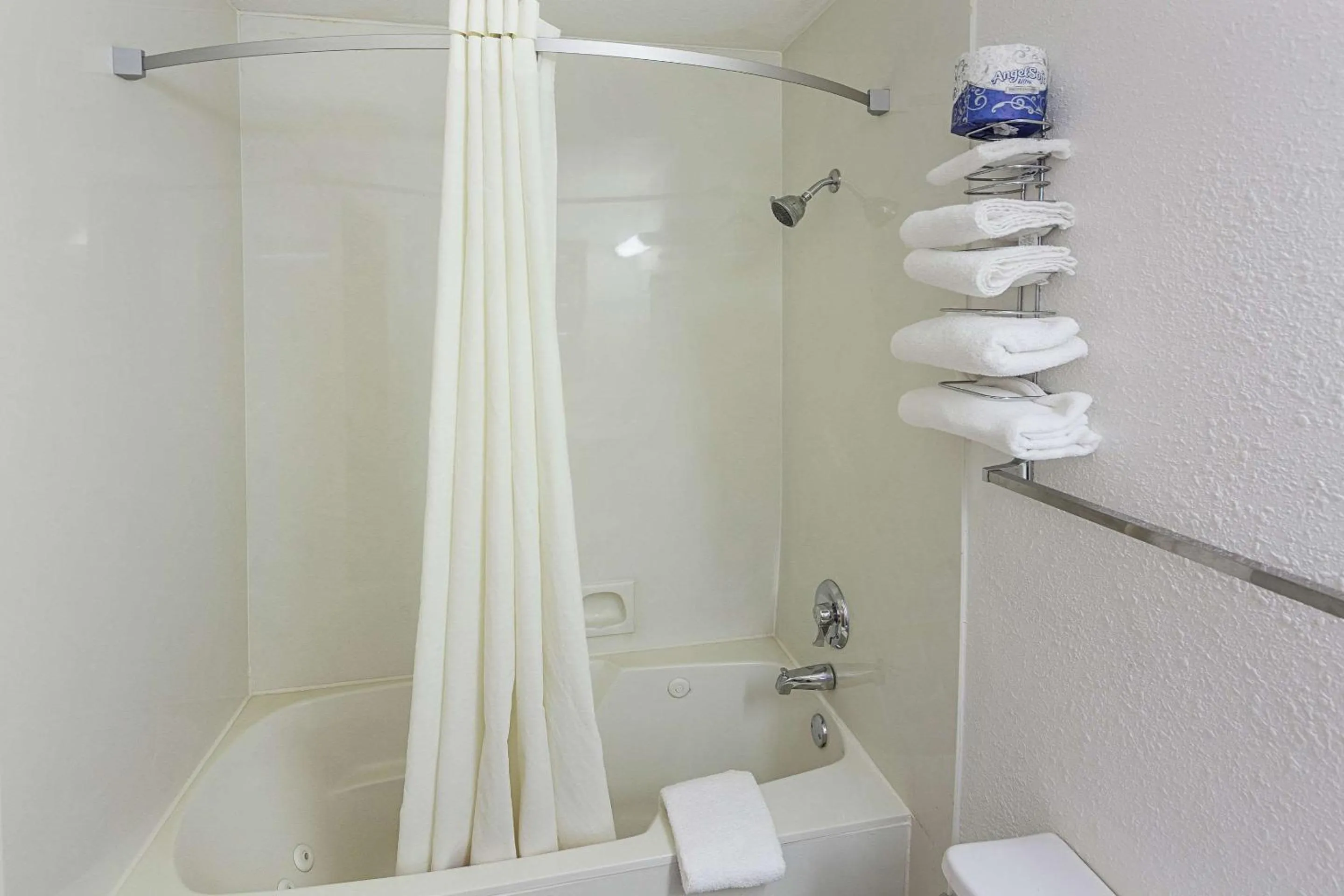 Bathroom in Rodeway Inn Wauseon