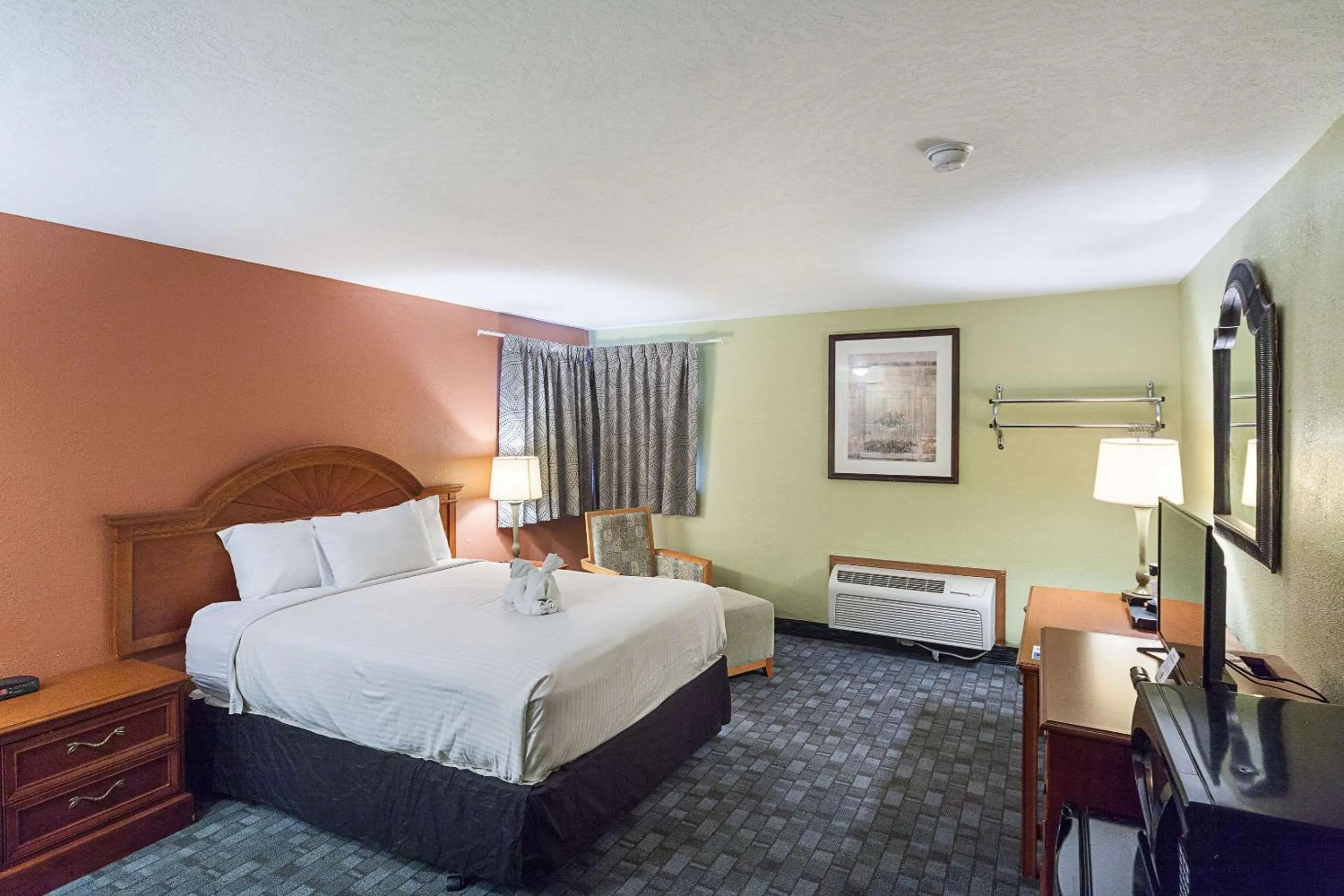 Photo of the whole room, Bed in Rodeway Inn Wauseon